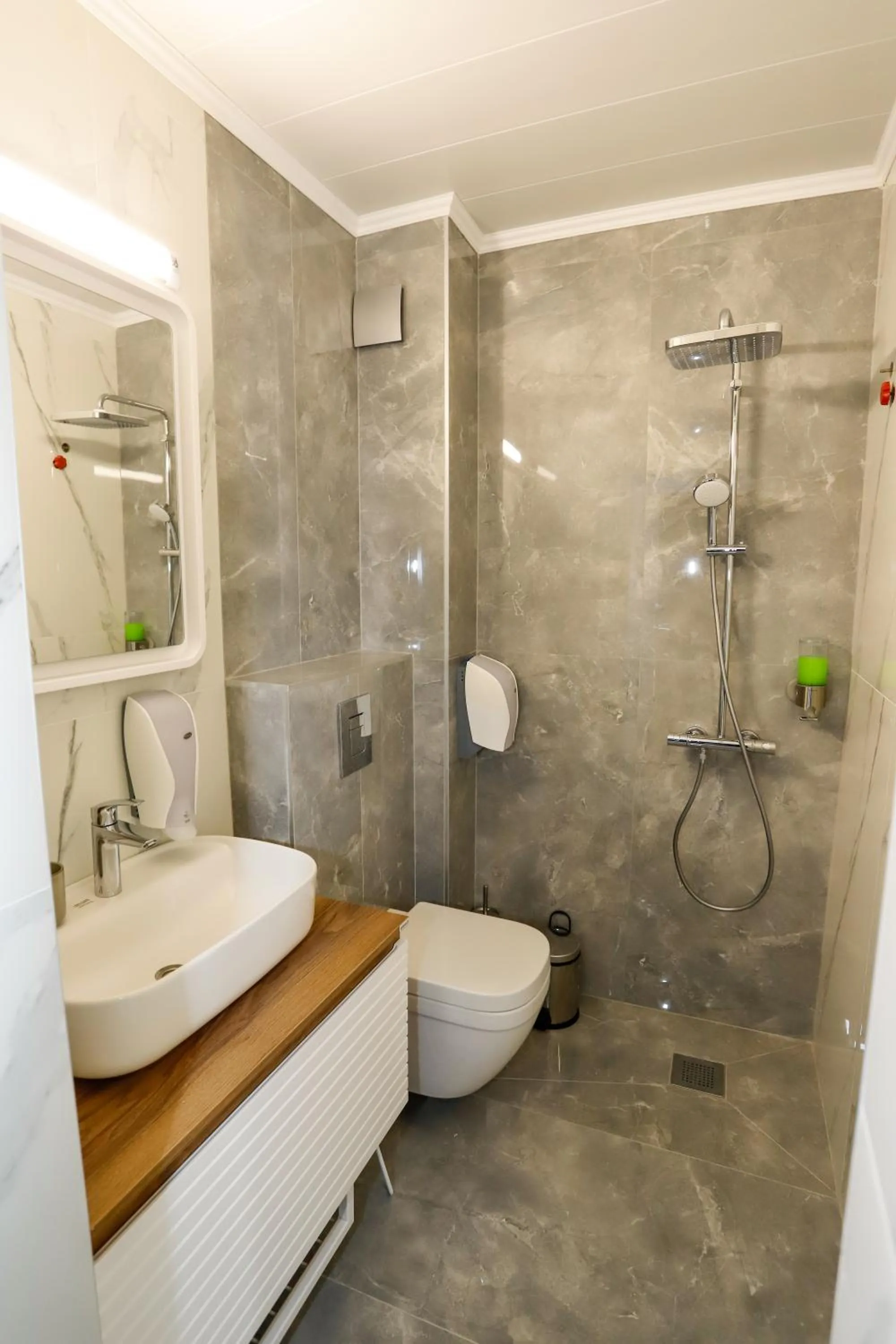 Shower in Glavatarski Han