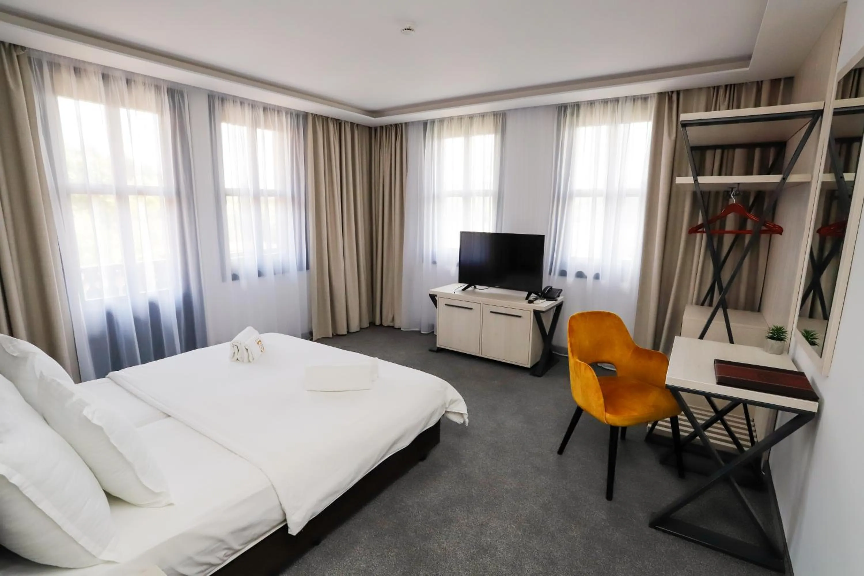 Communal lounge/ TV room, Bed in Glavatarski Han