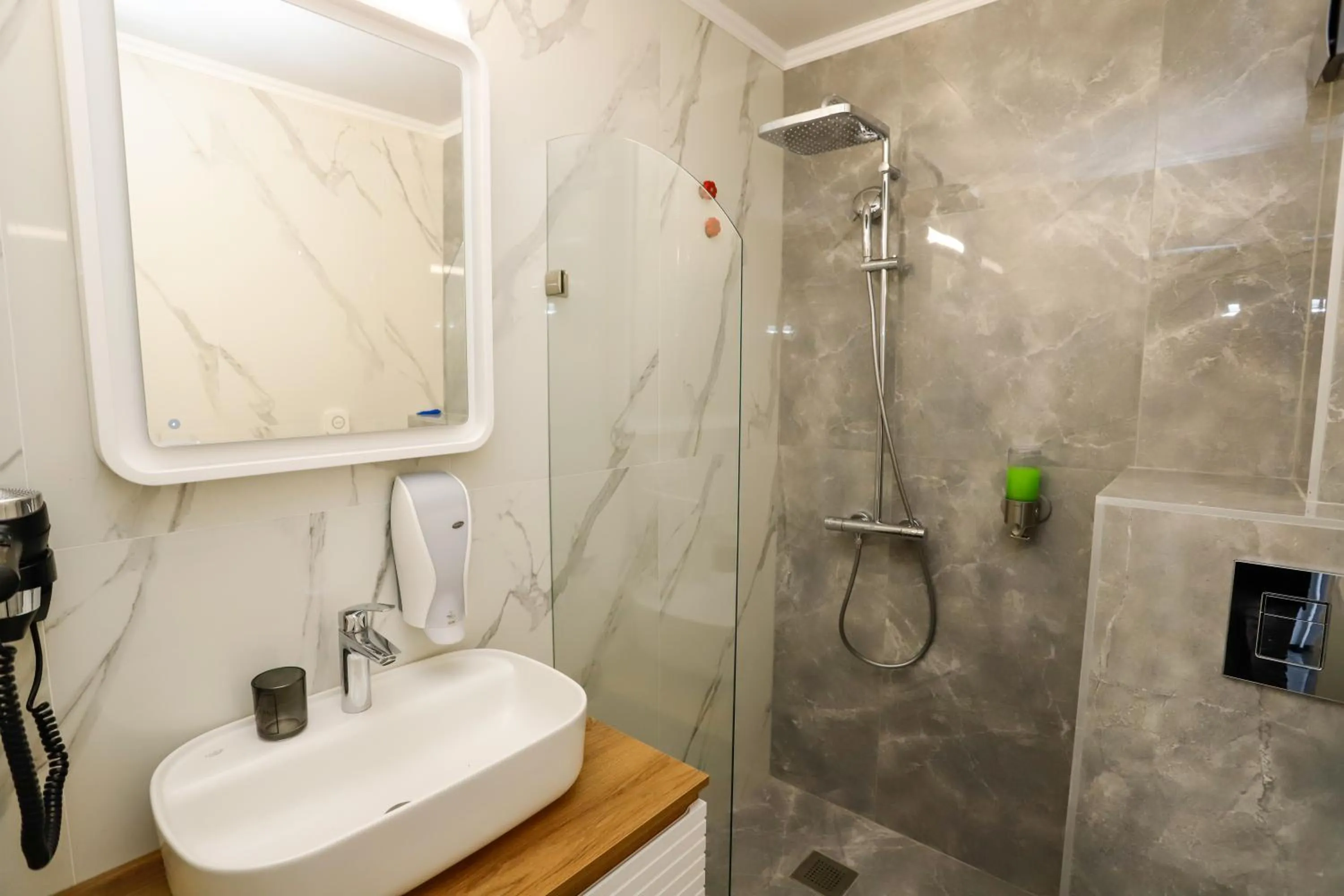 Shower in Glavatarski Han