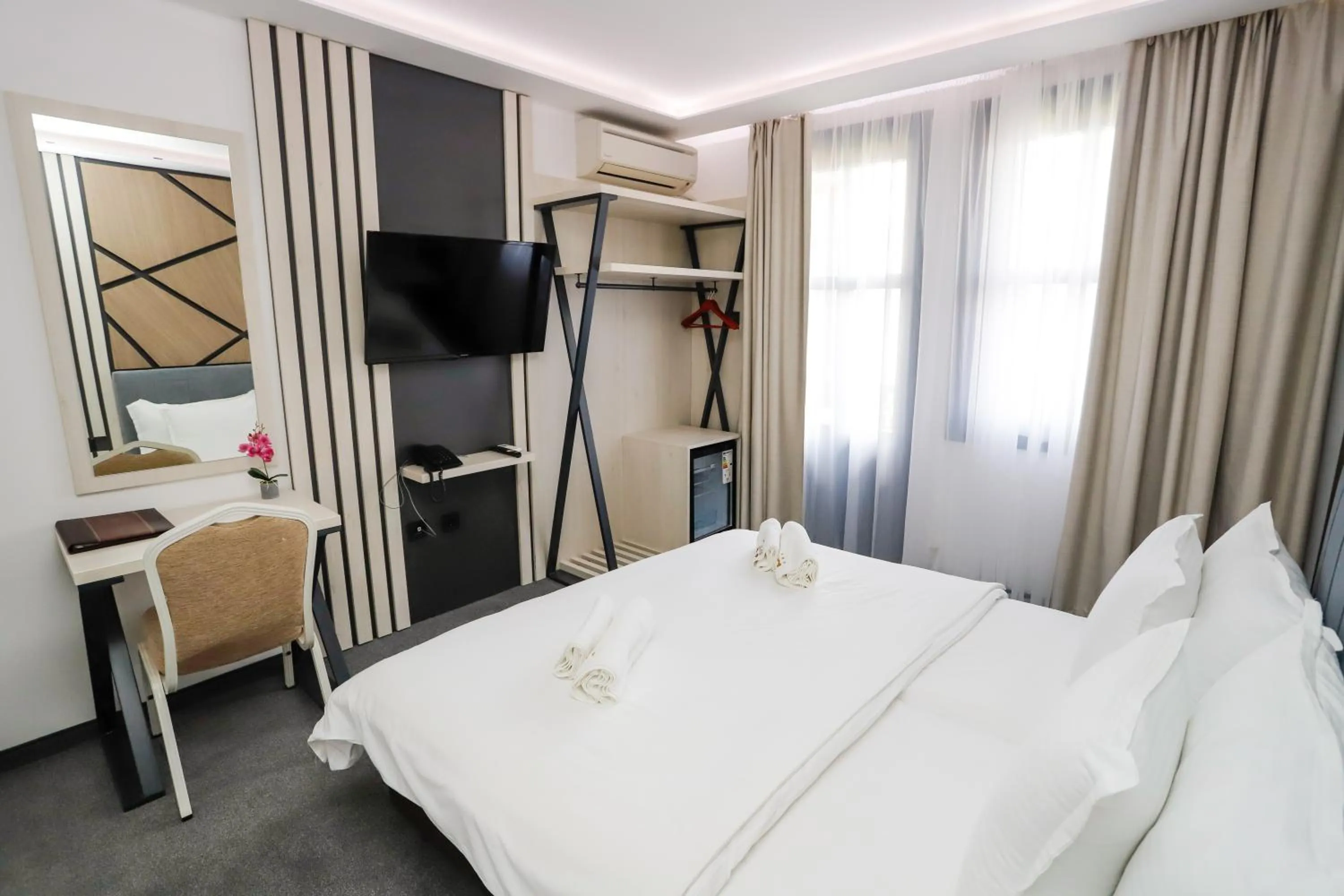 Communal lounge/ TV room, Bed in Glavatarski Han