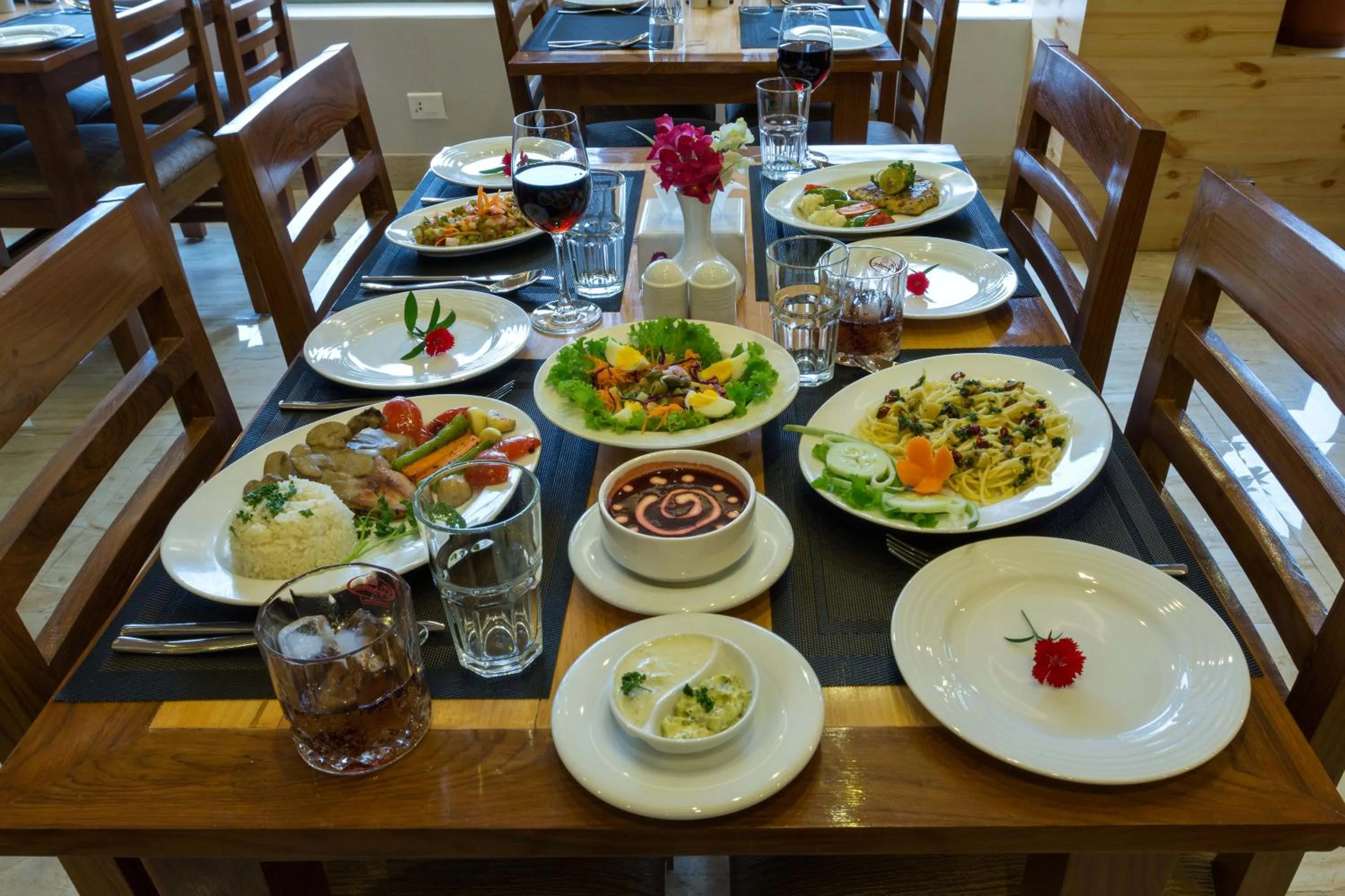 Restaurant/places to eat in Hotel Lake Paradise