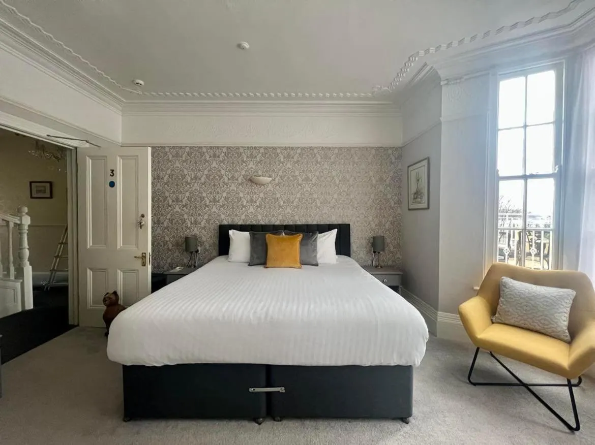 Seating area, Bed in The Charterhouse