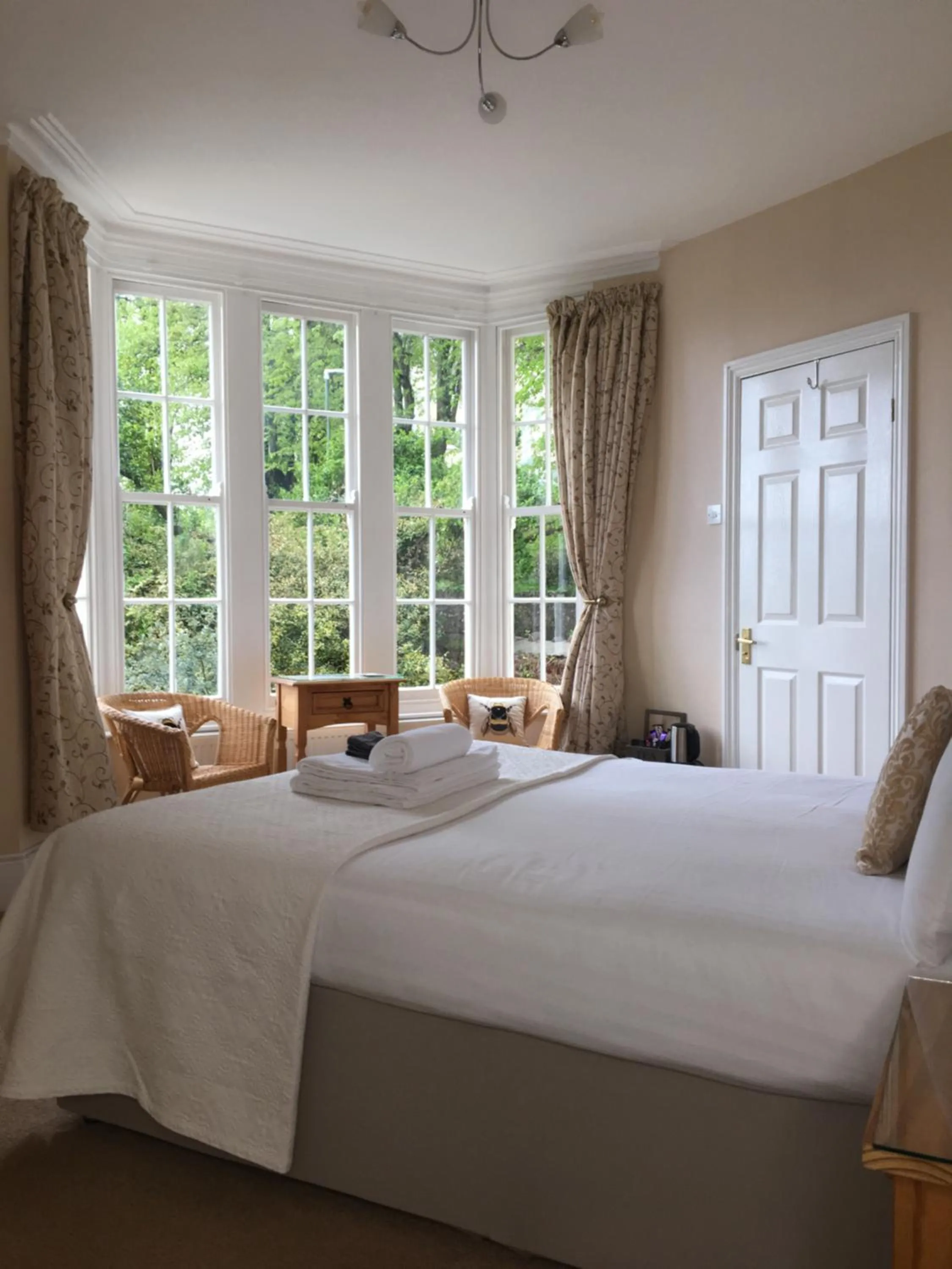 Seating area, Bed in The Charterhouse