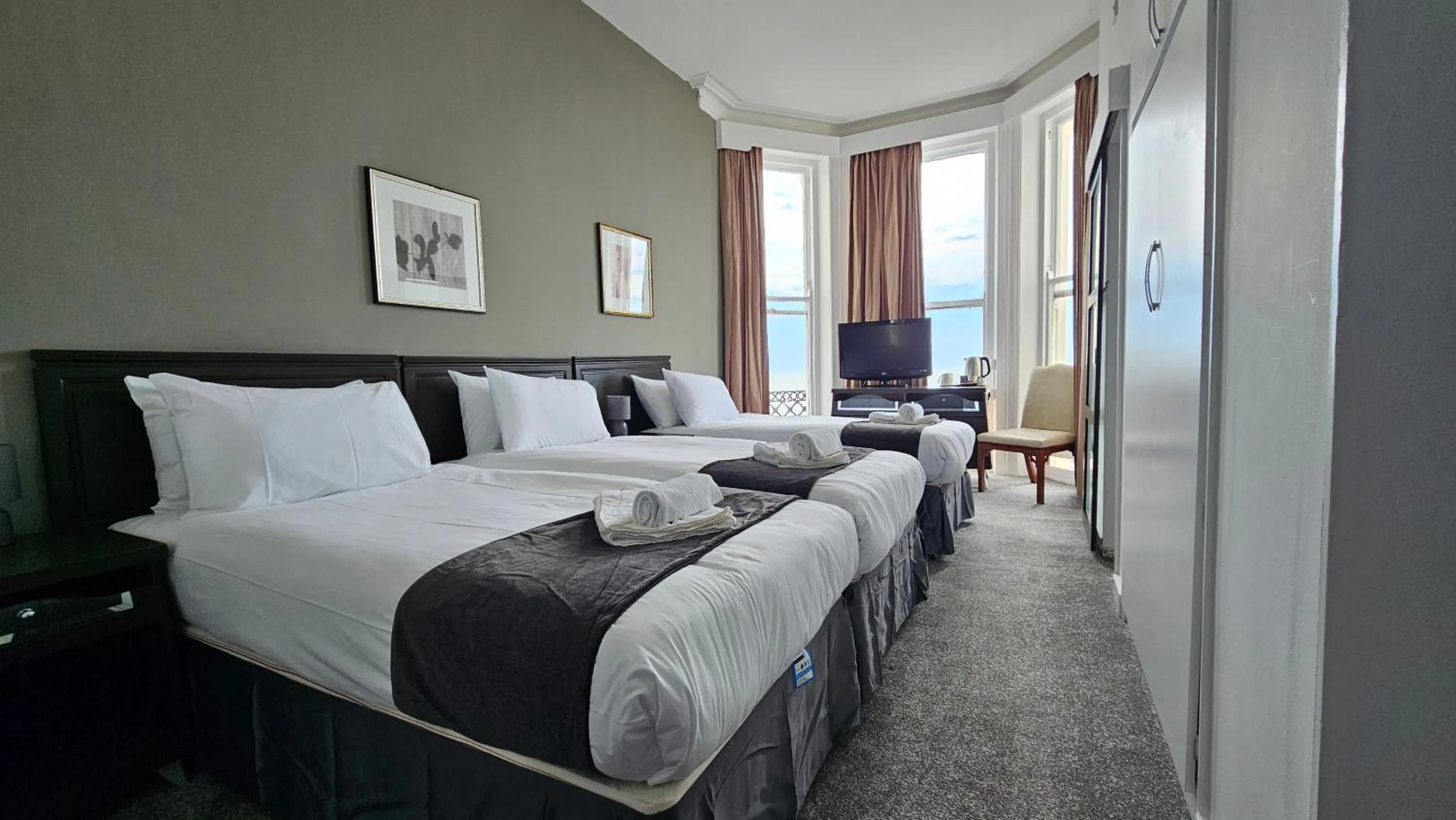 Photo of the whole room, Bed in The Strand Hotel