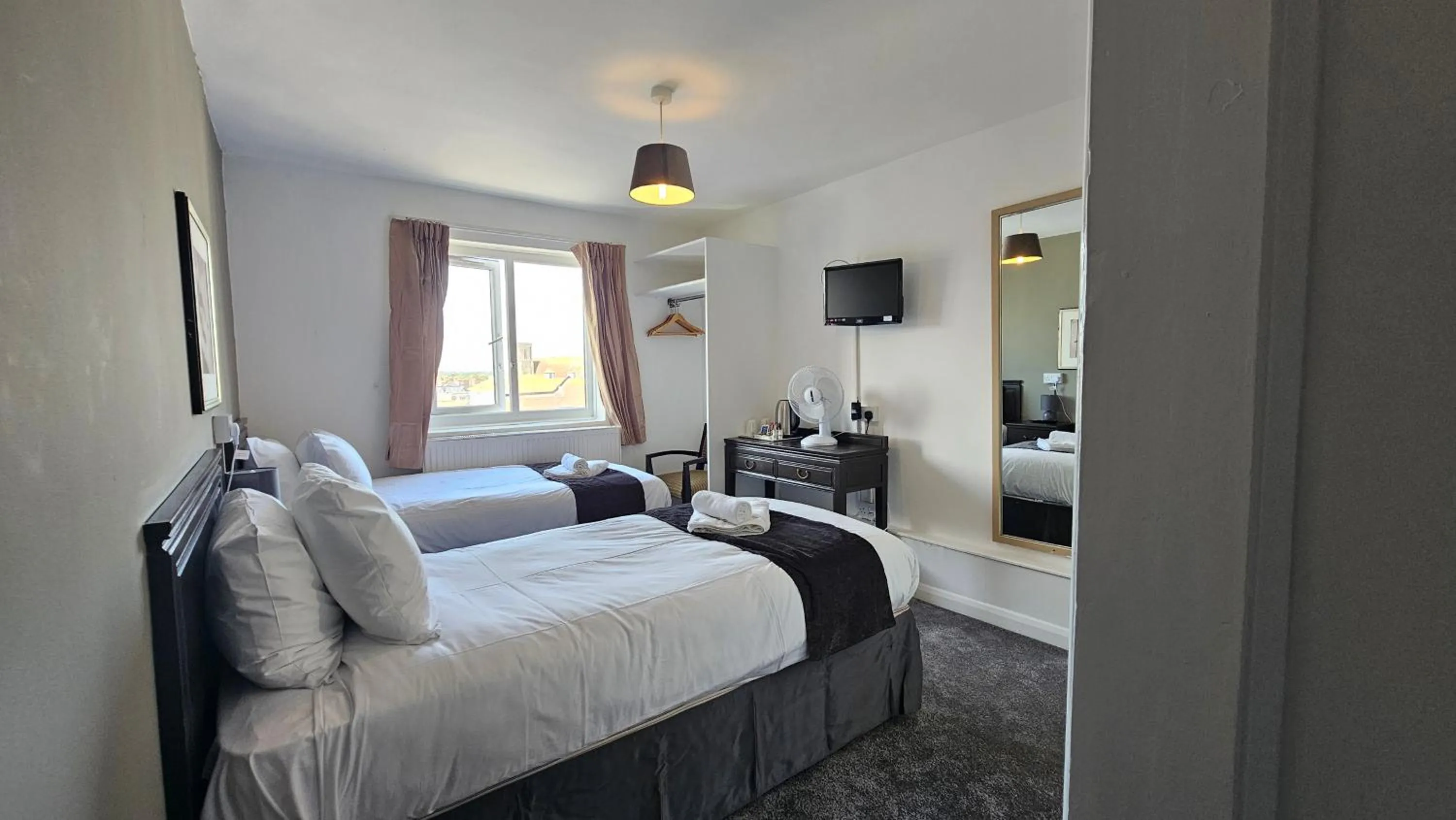 Seating area, Bed in The Strand Hotel