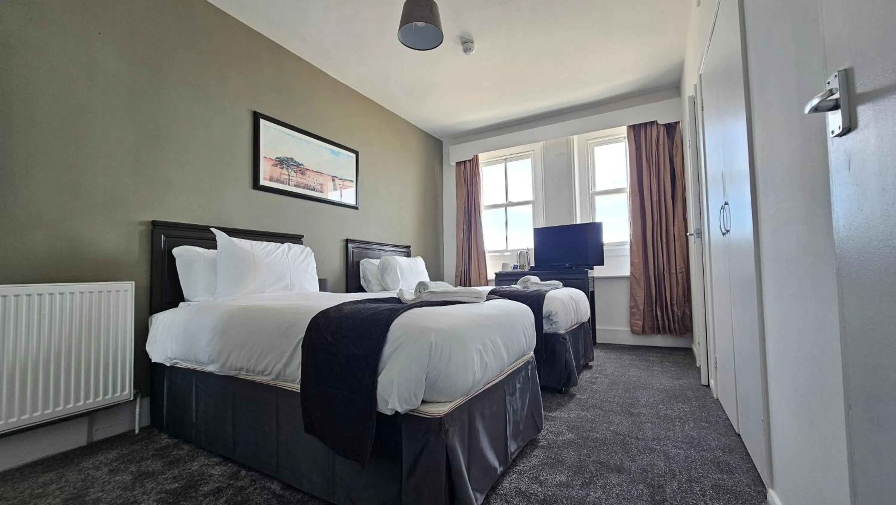 Photo of the whole room, Bed in The Strand Hotel