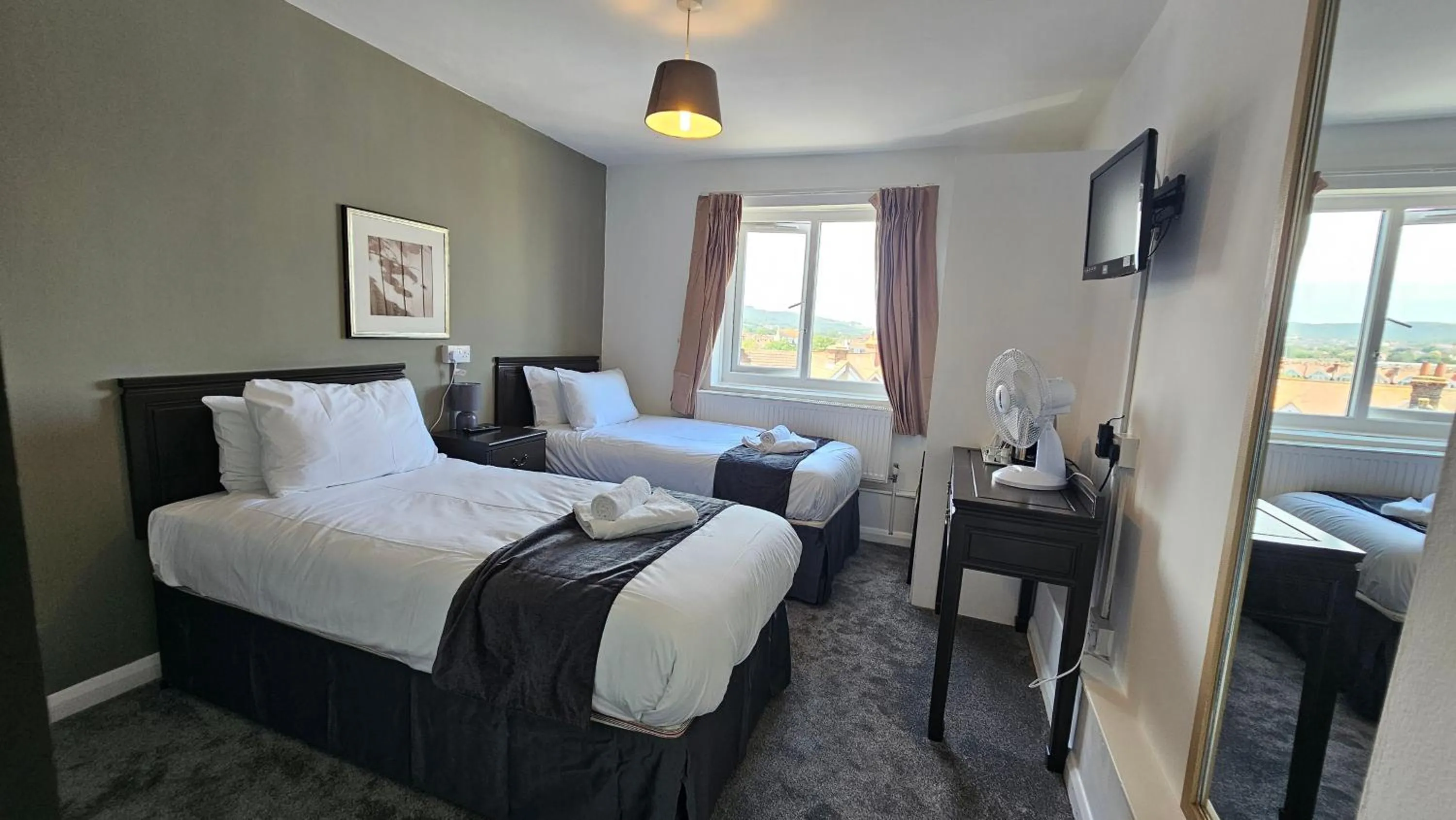 Photo of the whole room, Bed in The Strand Hotel