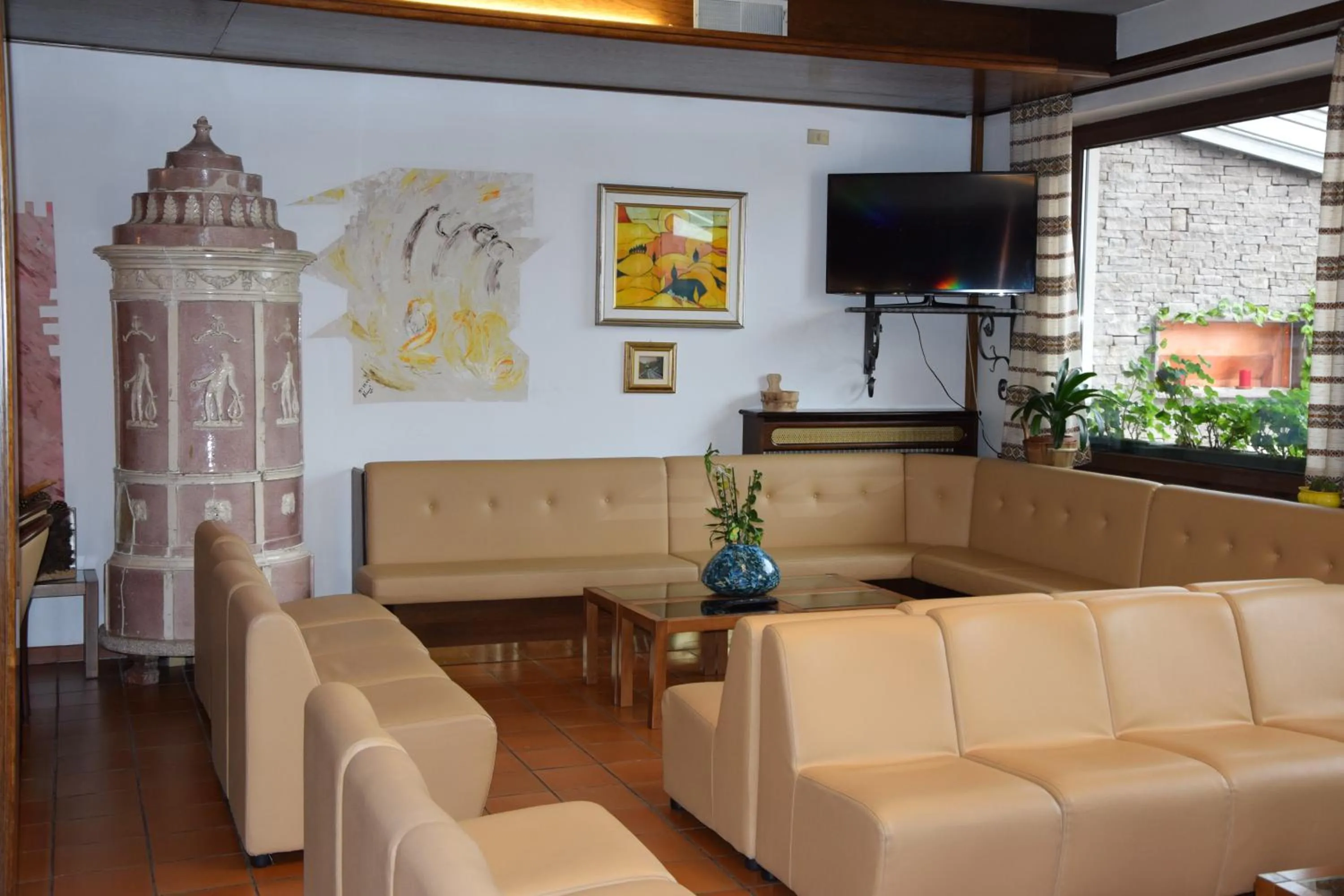 Communal lounge/ TV room in Hotel Olimpic