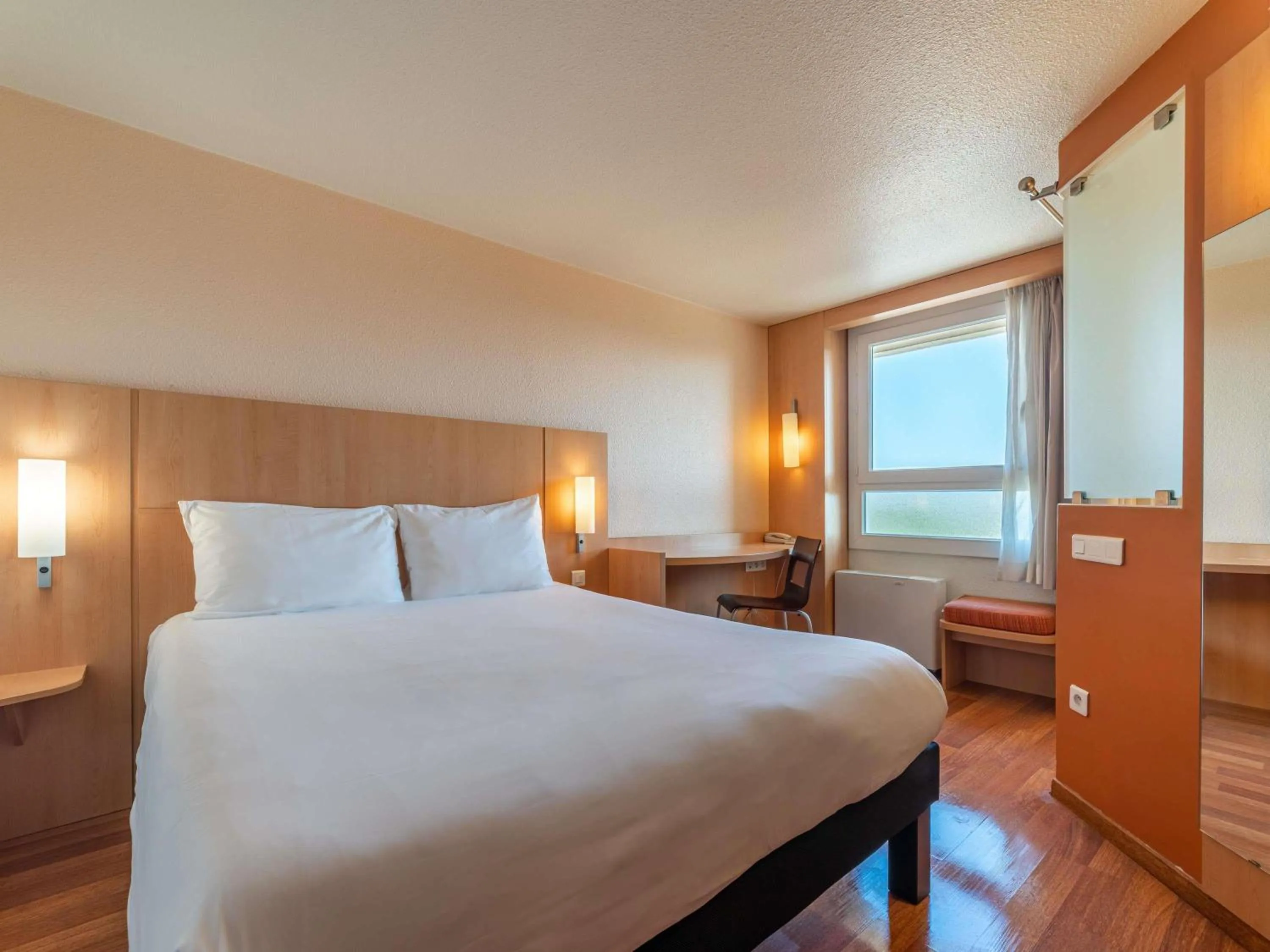 Bedroom, Bed in ibis Montpellier Centre Polygone