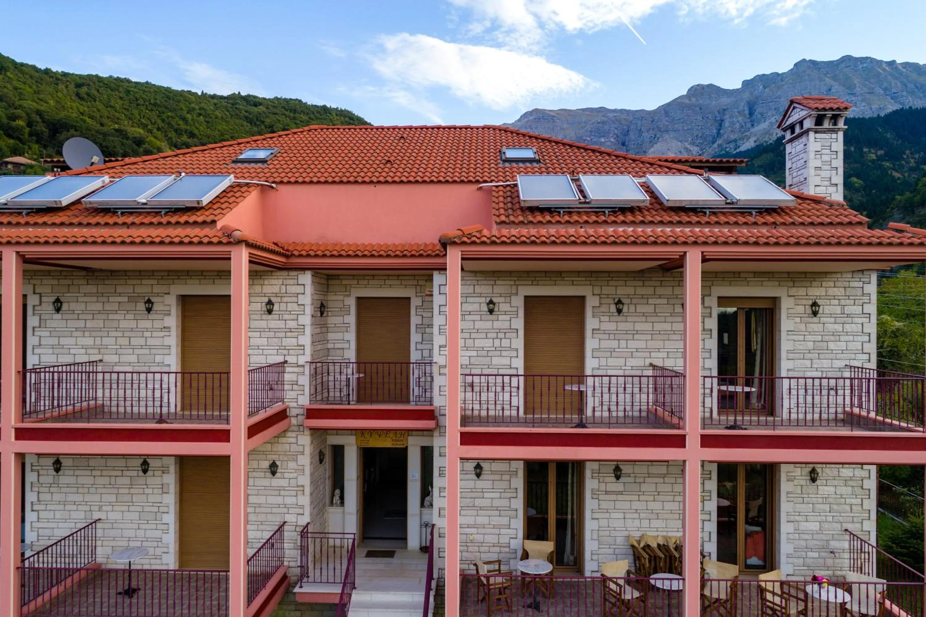 Property building in Xenonas Kypseli