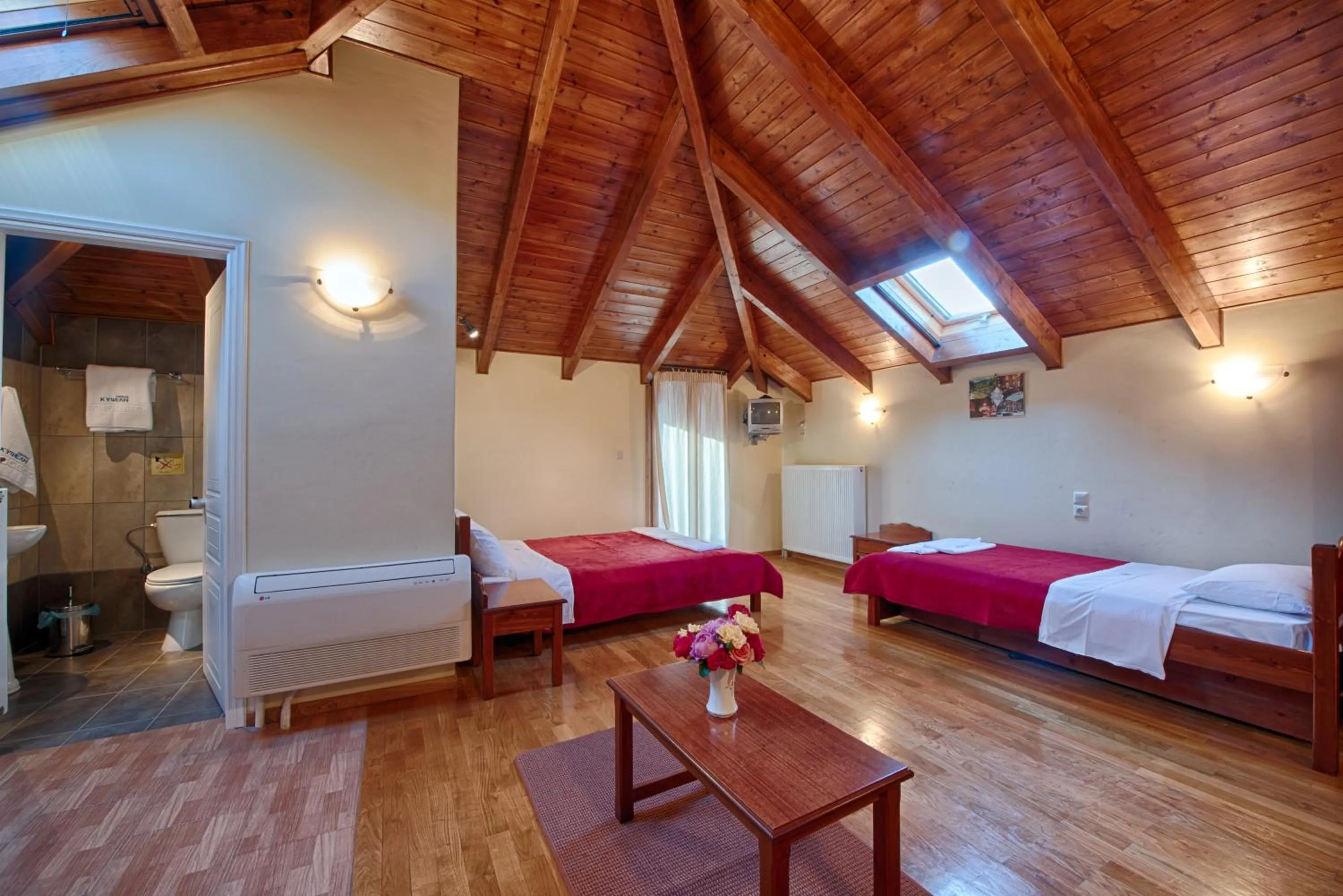 Photo of the whole room, Bed in Xenonas Kypseli