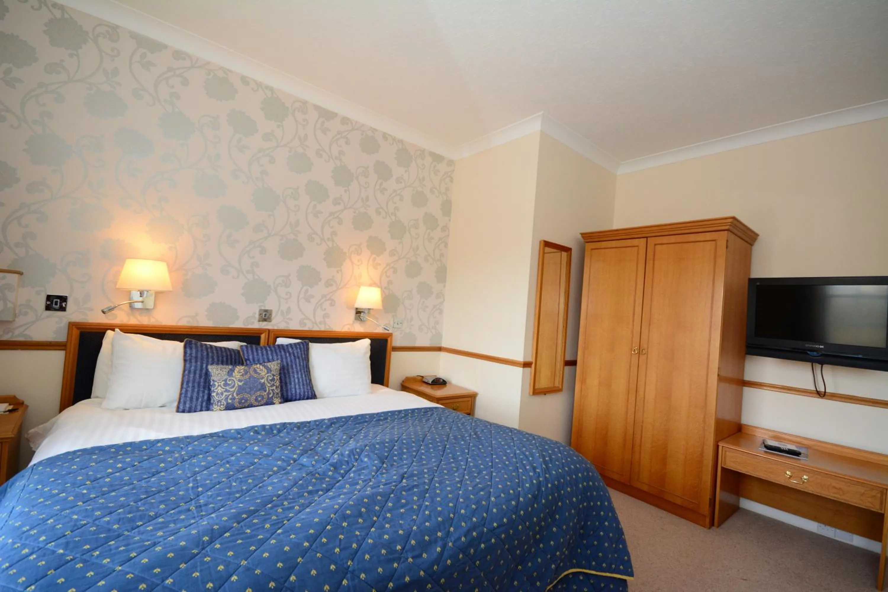 Photo of the whole room, Bed in The Crescent Hotel