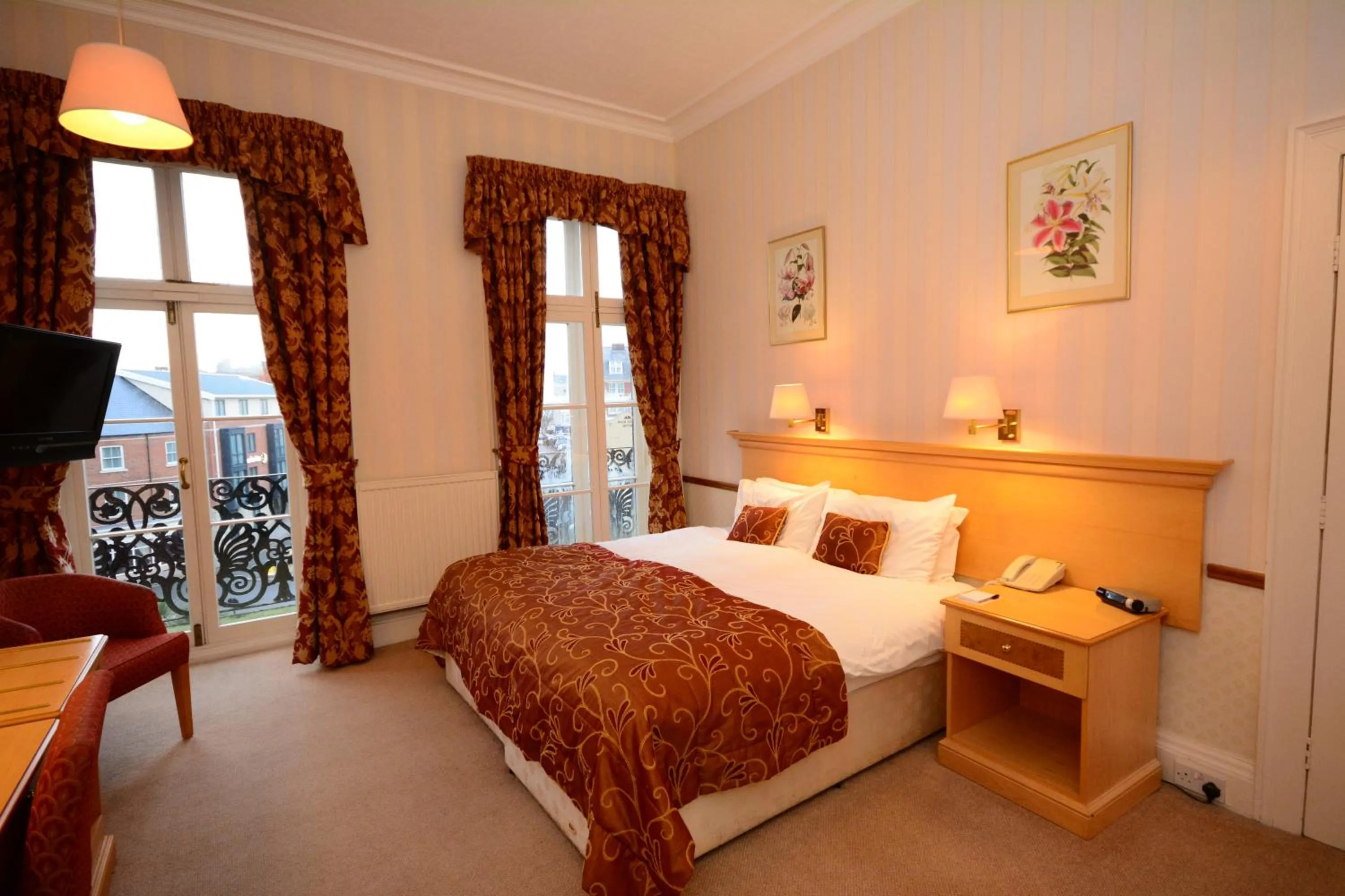 Balcony/Terrace, Bed in The Crescent Hotel