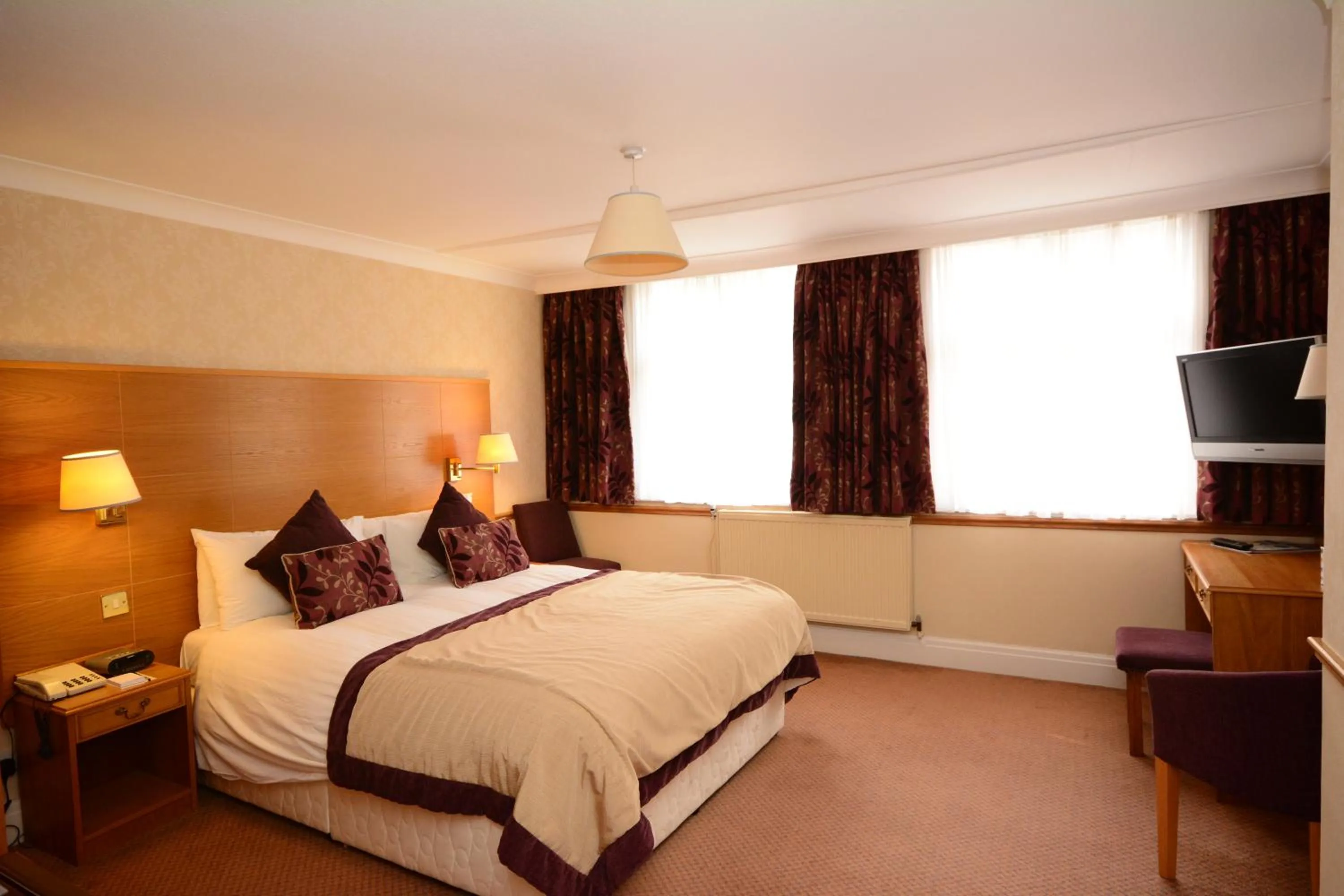 Photo of the whole room, Bed in The Crescent Hotel