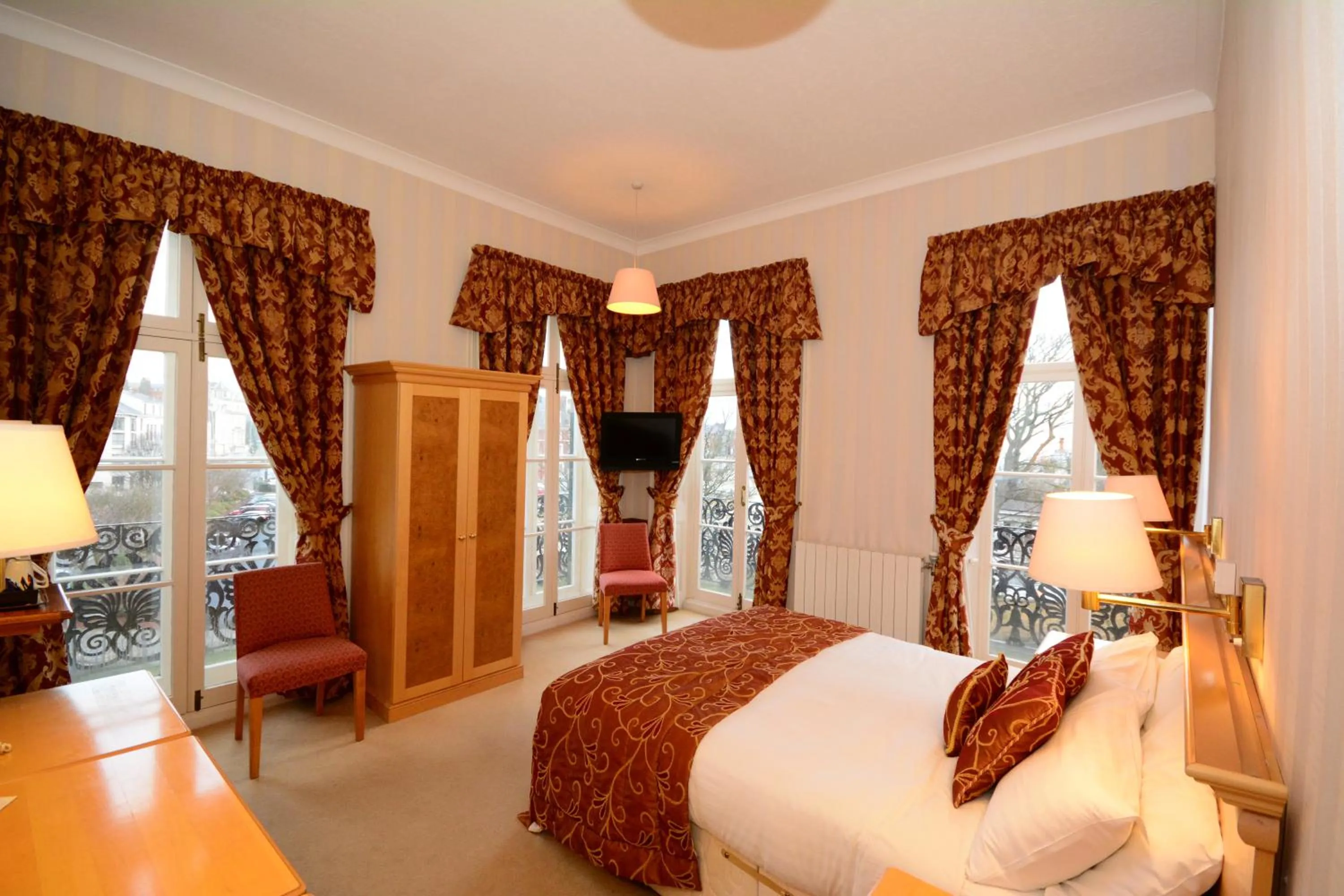 Bedroom, Bed in The Crescent Hotel