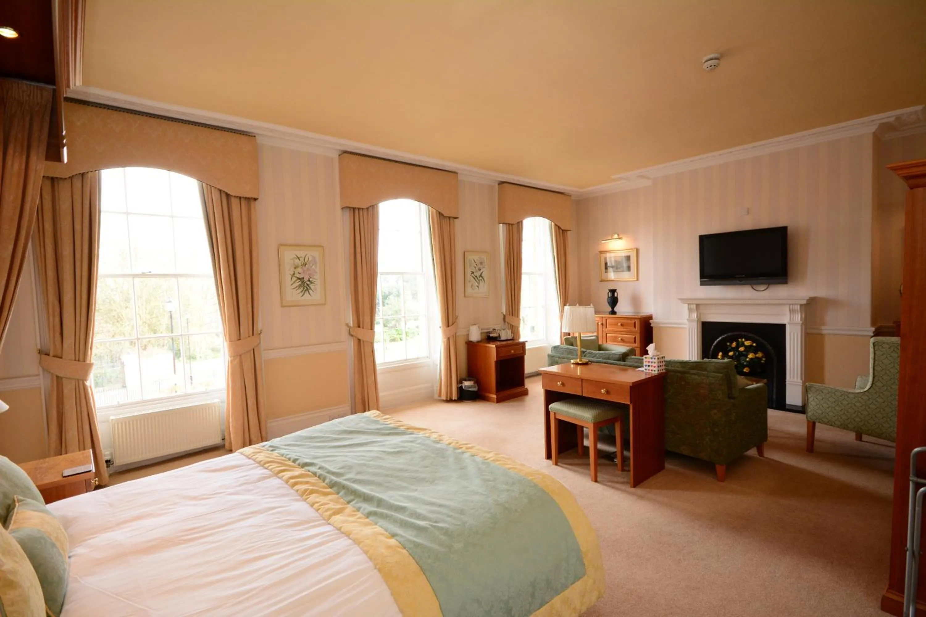 Bedroom, Bed in The Crescent Hotel