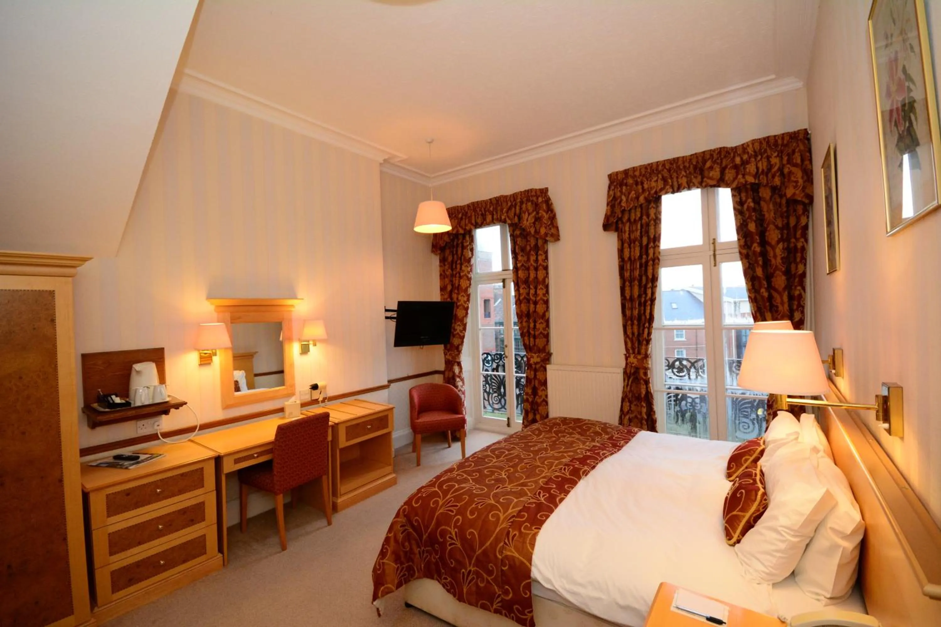 Bedroom, Bed in The Crescent Hotel