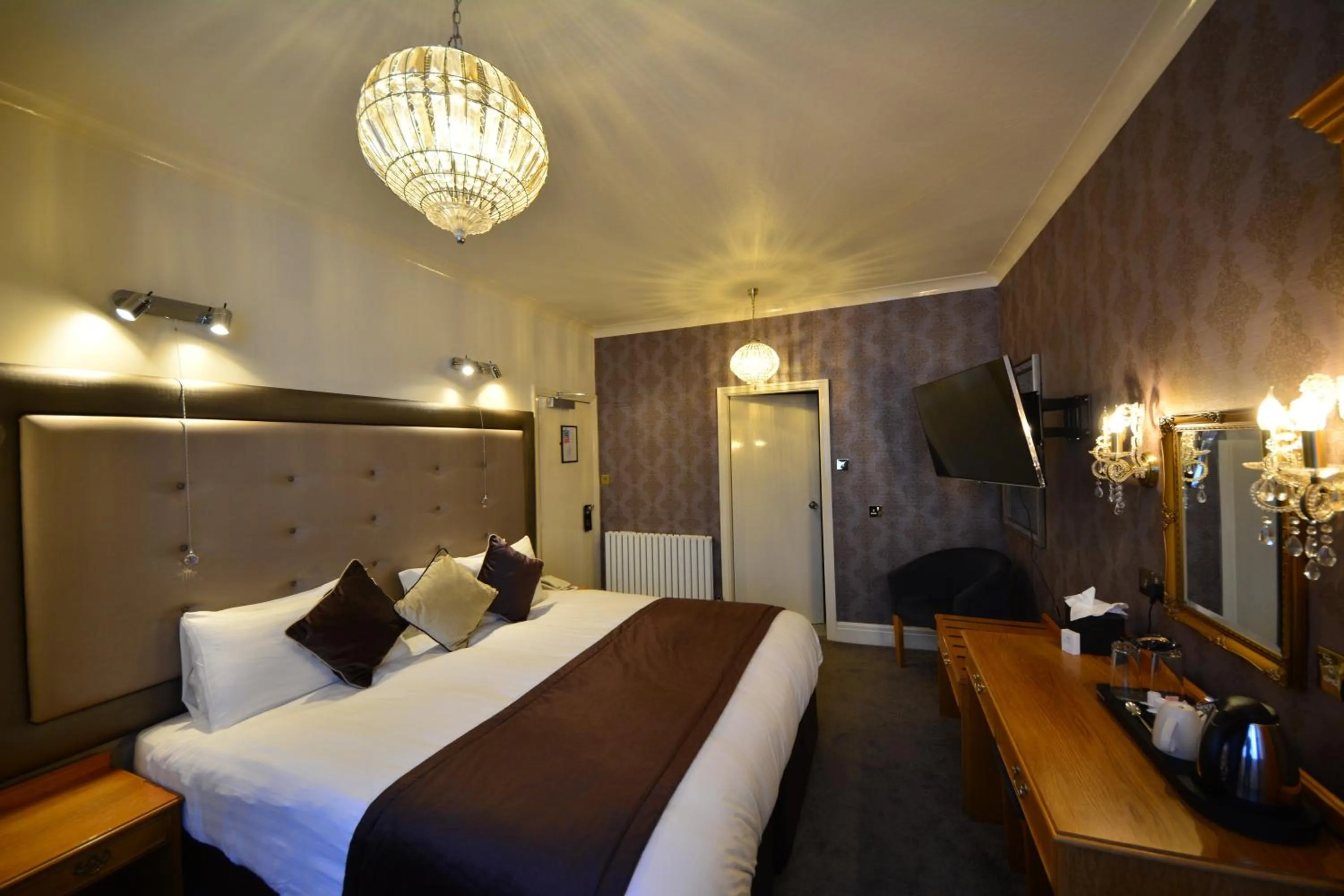 Bedroom, Bed in The Crescent Hotel