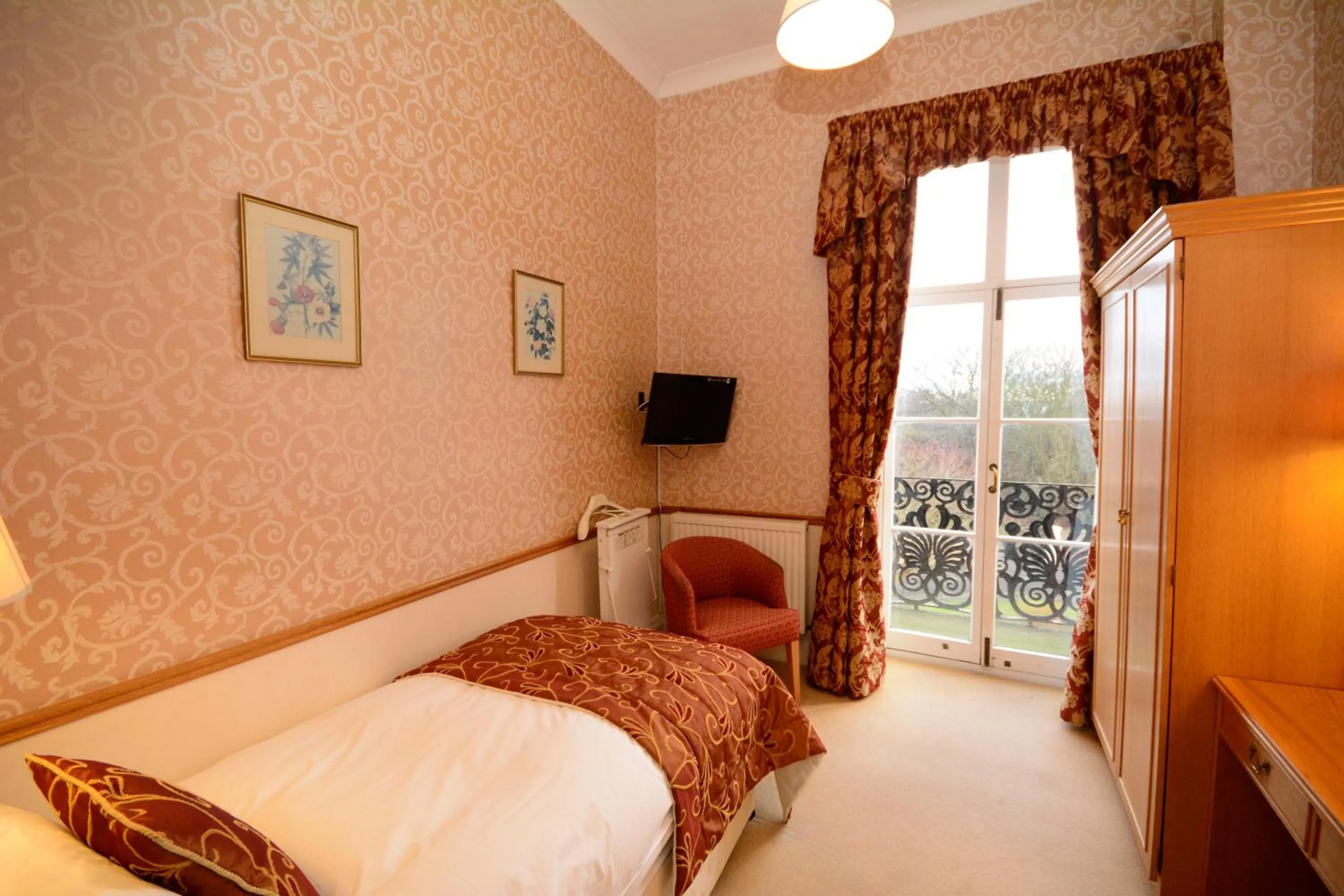 Balcony/Terrace, Bed in The Crescent Hotel