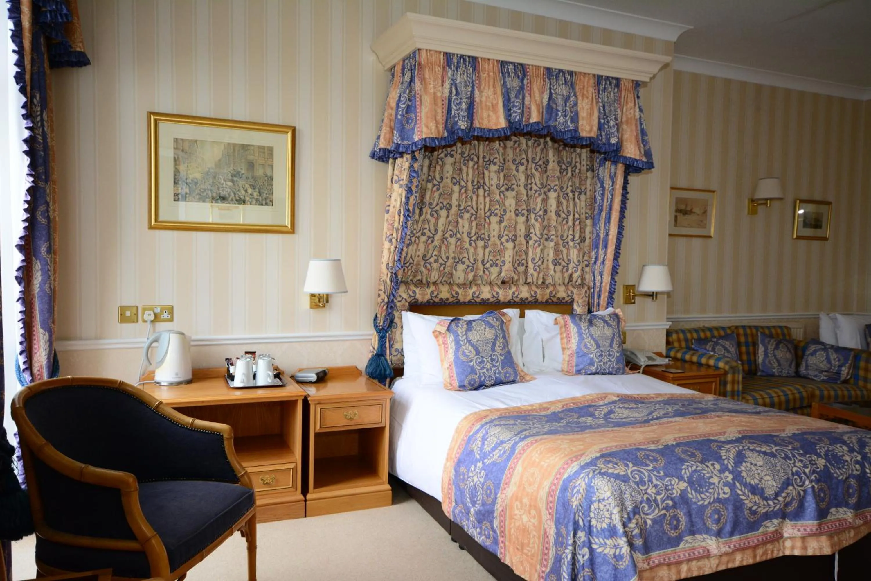 Bedroom, Bed in The Crescent Hotel