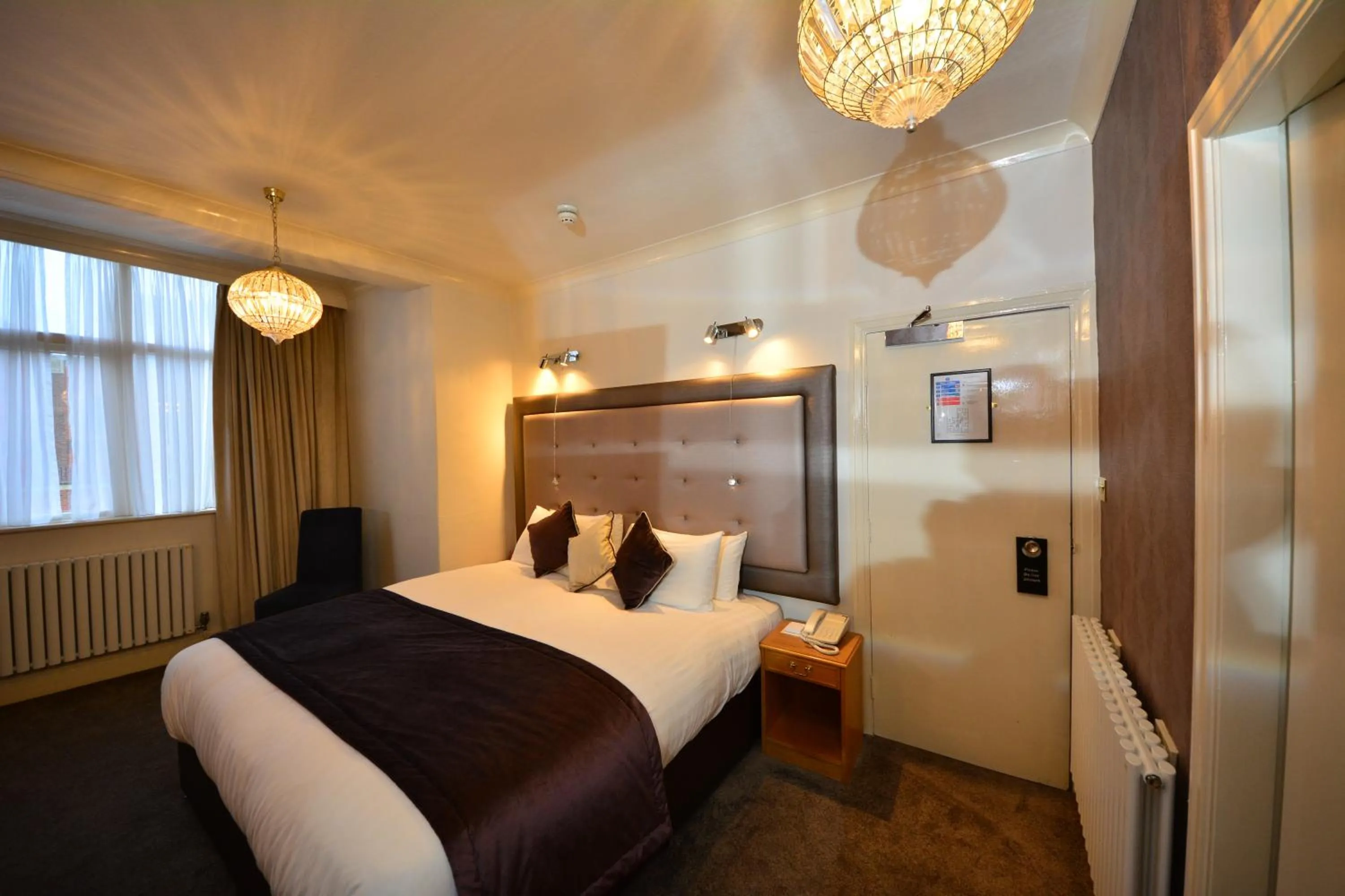 Bedroom, Bed in The Crescent Hotel