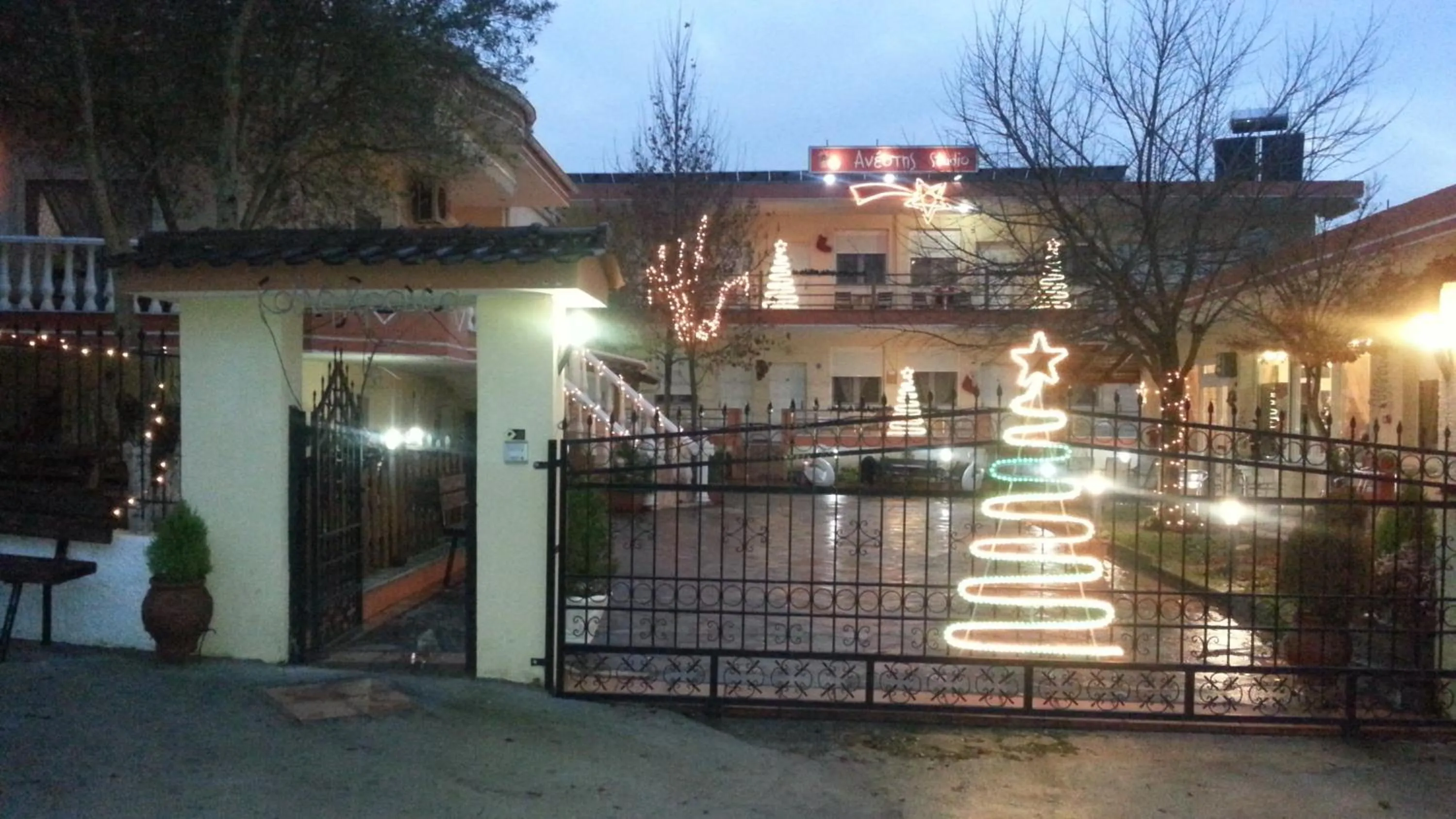 Facade/entrance in Anestis Studios