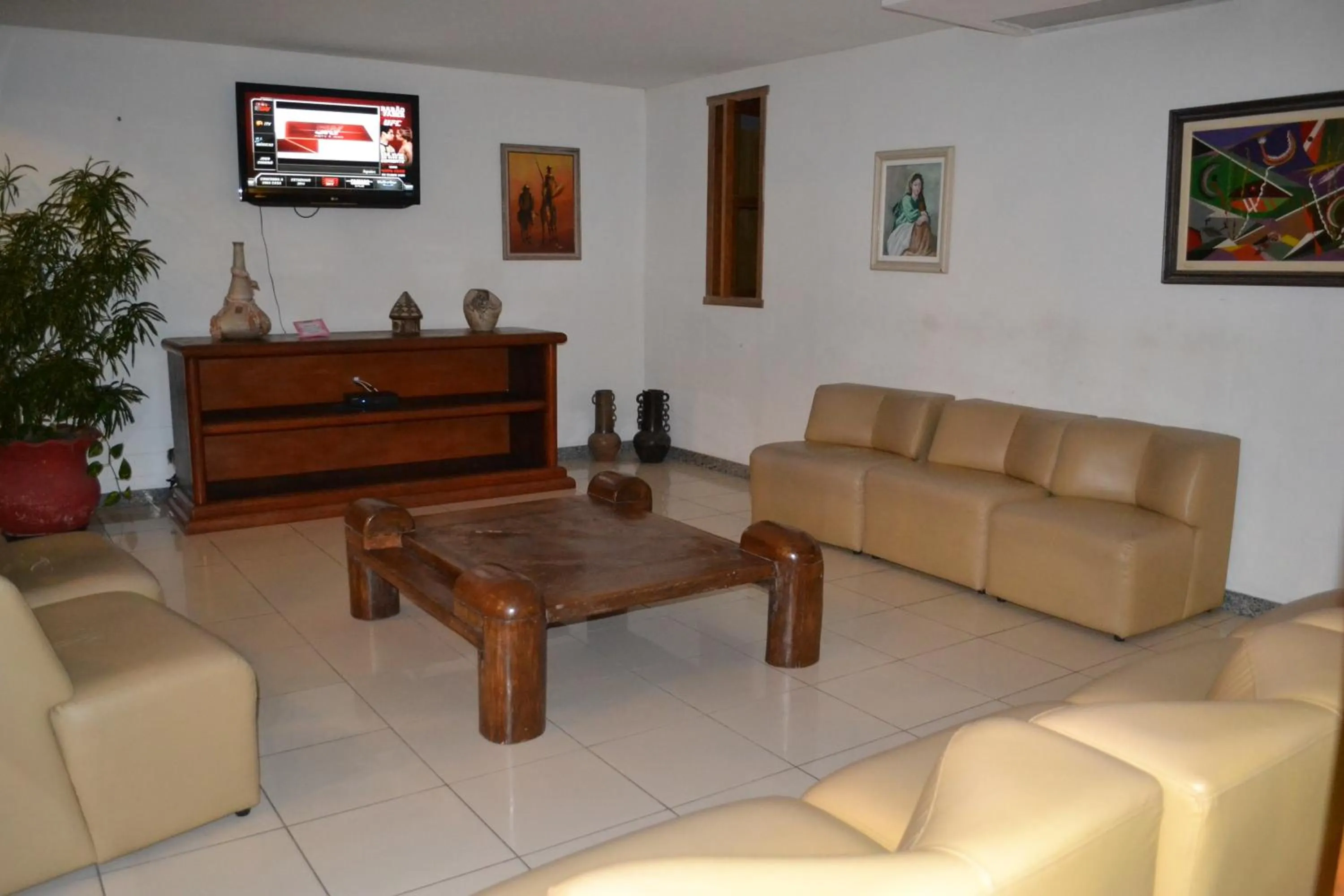 Communal lounge/ TV room in Baia Cabralia Hotel