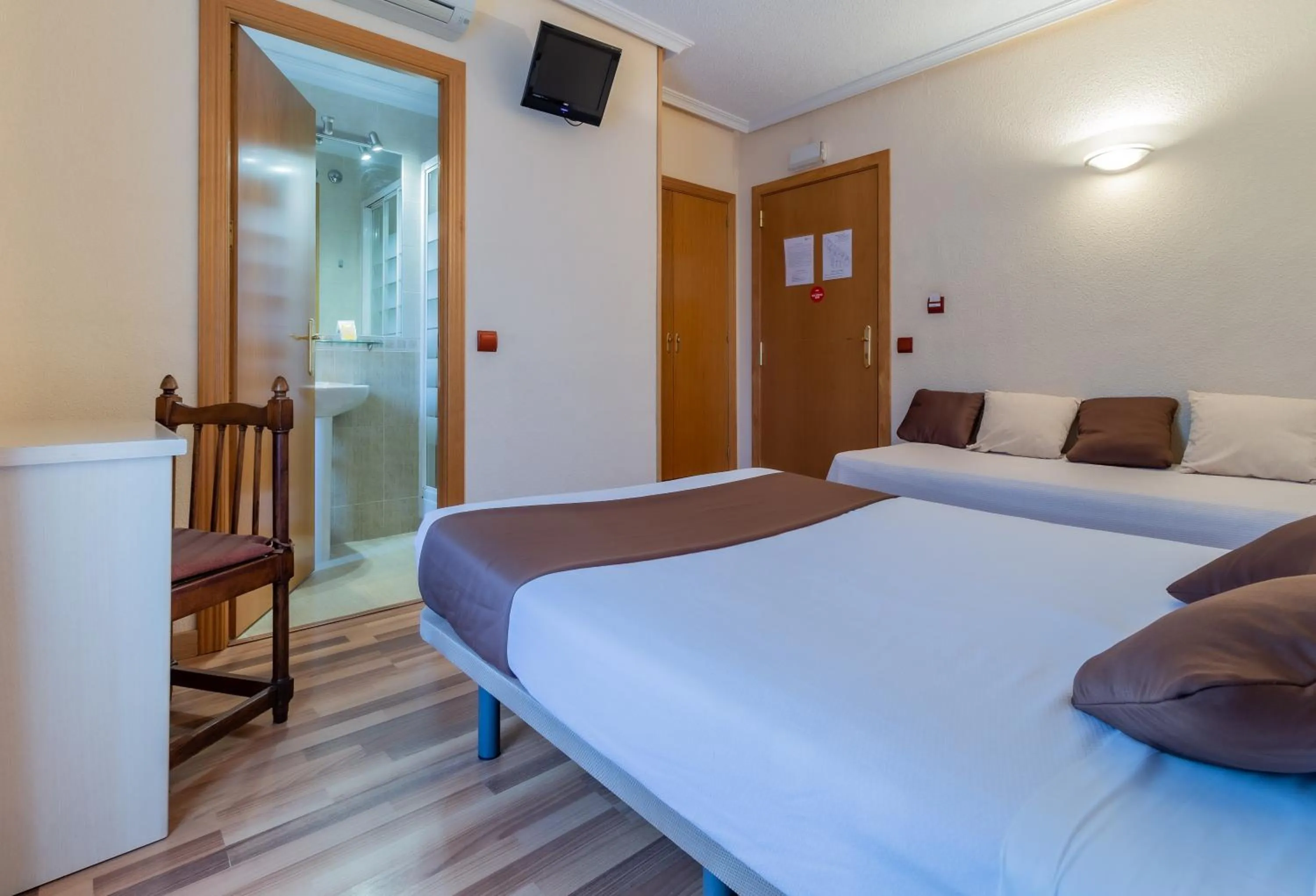 Photo of the whole room, Bed in Hostal Rural El Caño by Vivere Stays