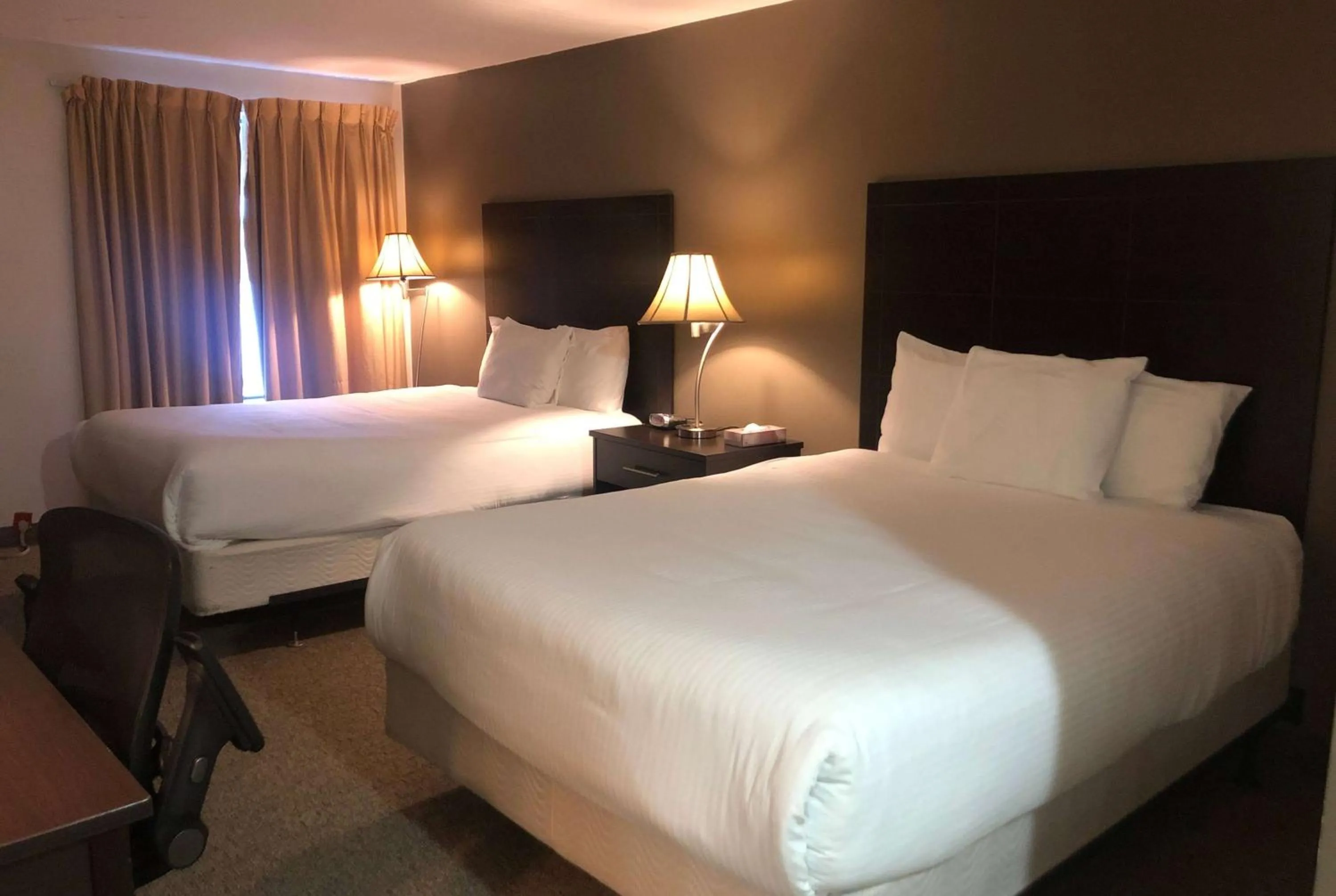 Photo of the whole room, Bed in Ramada by Wyndham Lindsay