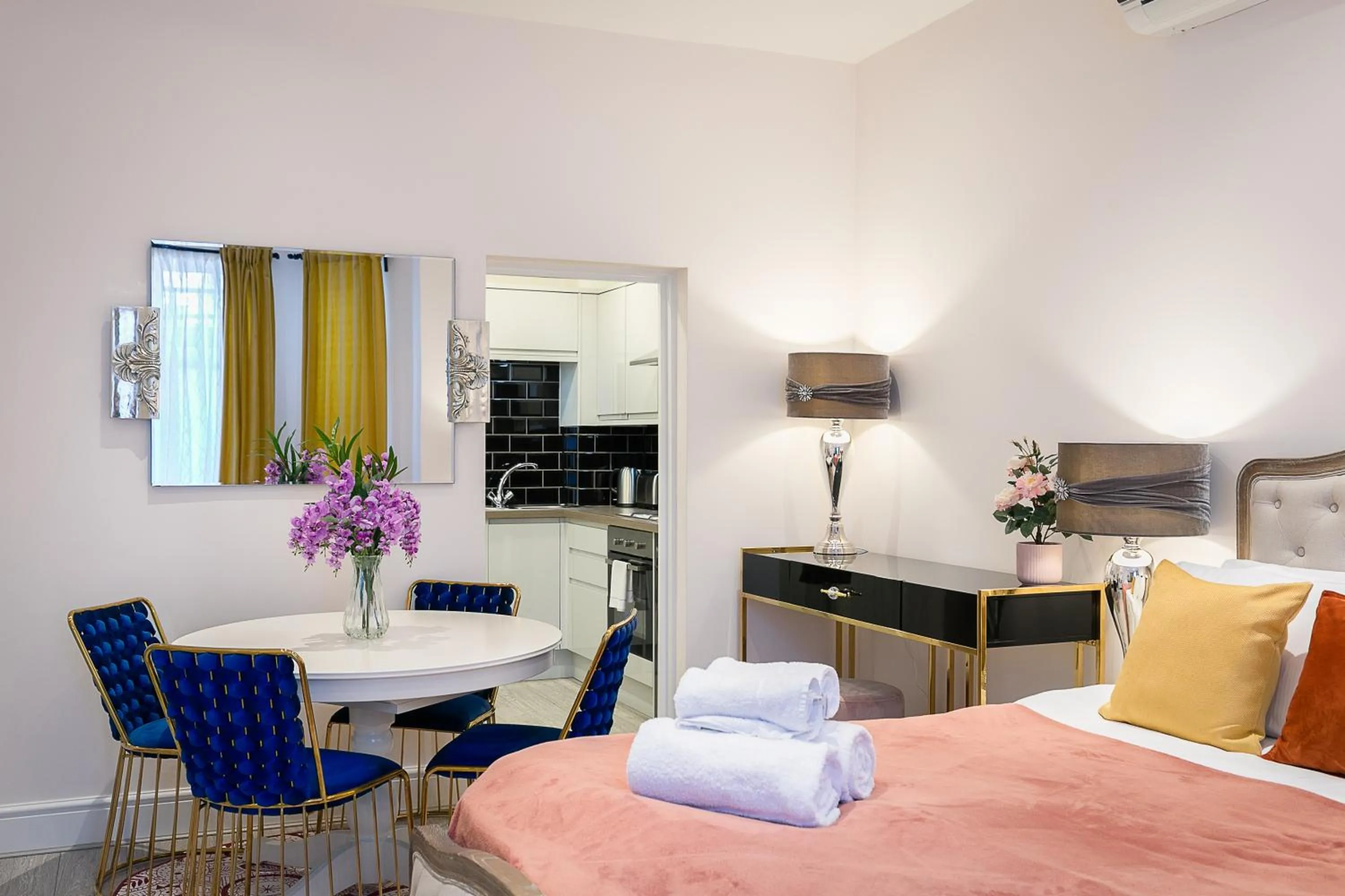 Kitchen or kitchenette in Cromwell road apartments