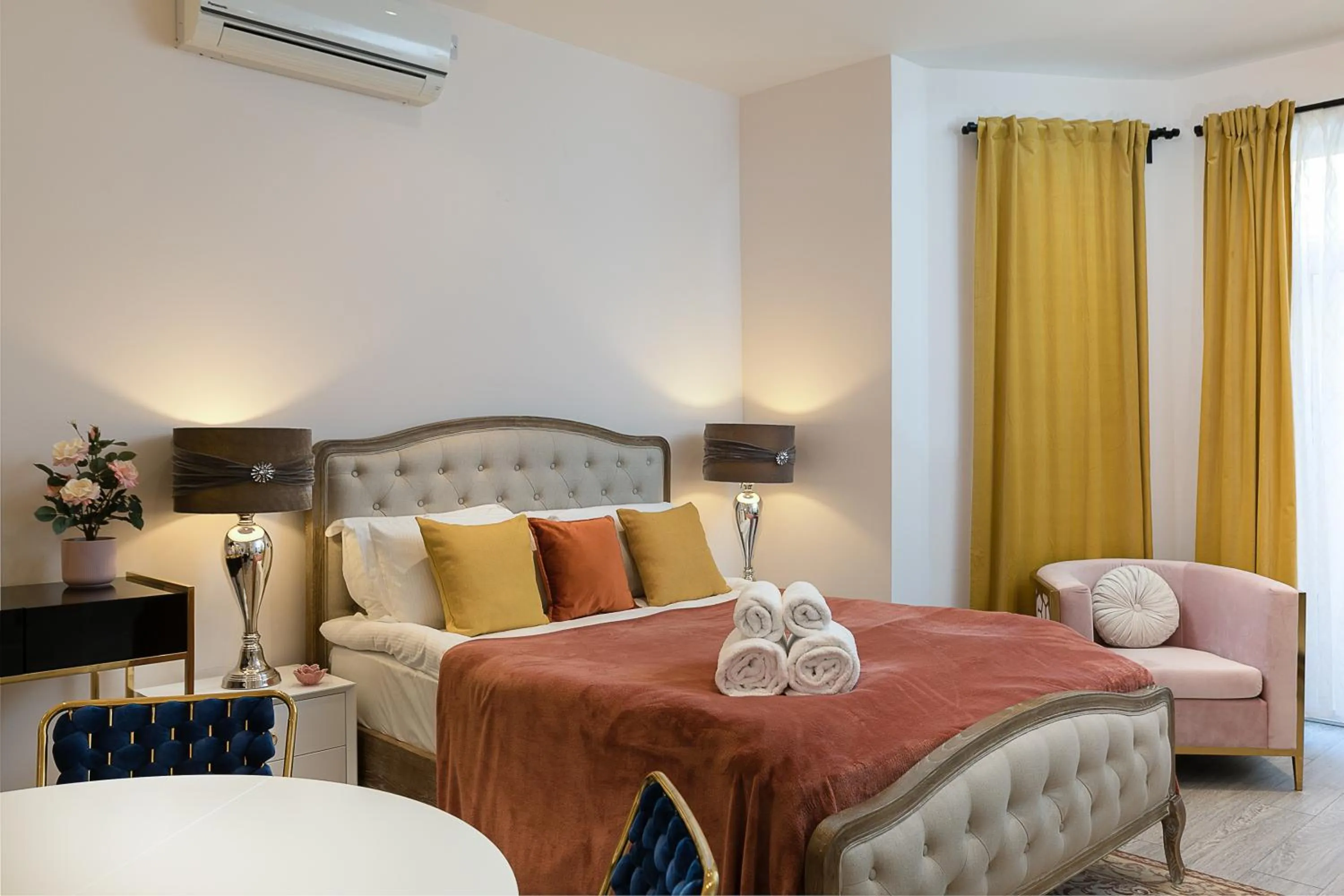 Bedroom, Bed in Cromwell road apartments