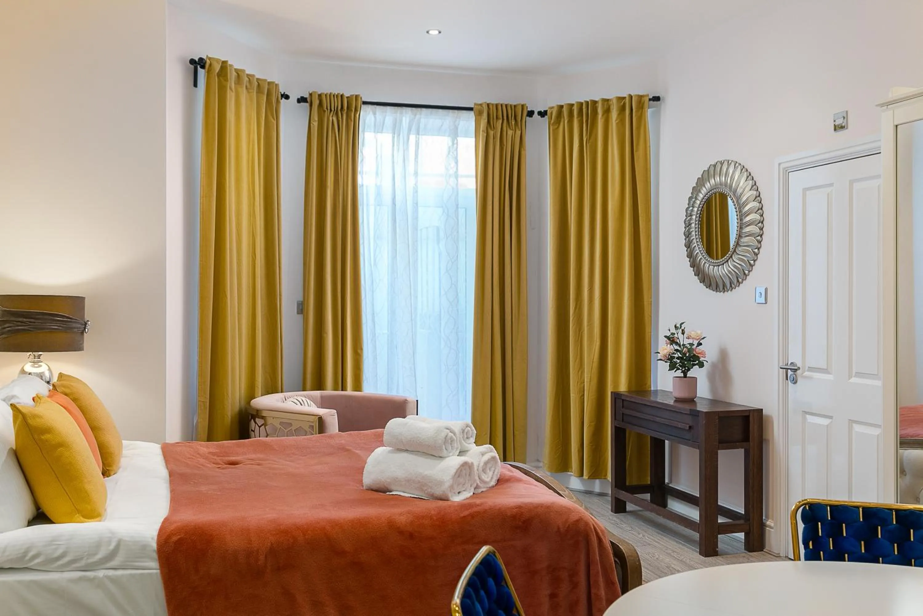 Photo of the whole room, Bed in Cromwell road apartments