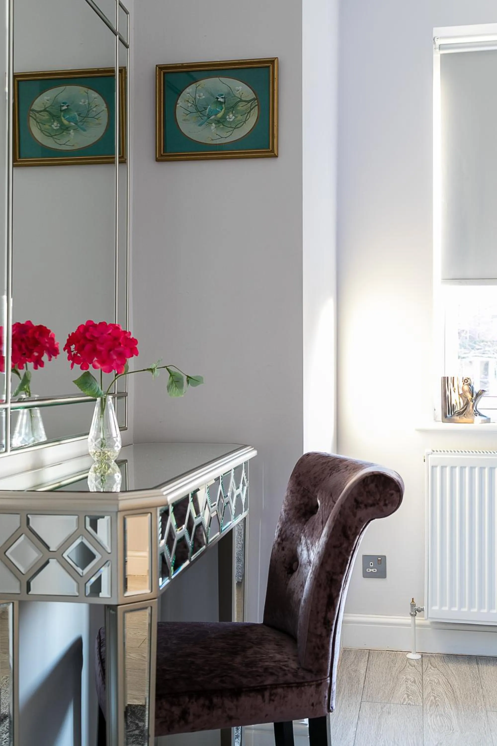 Bedroom in Cromwell road apartments