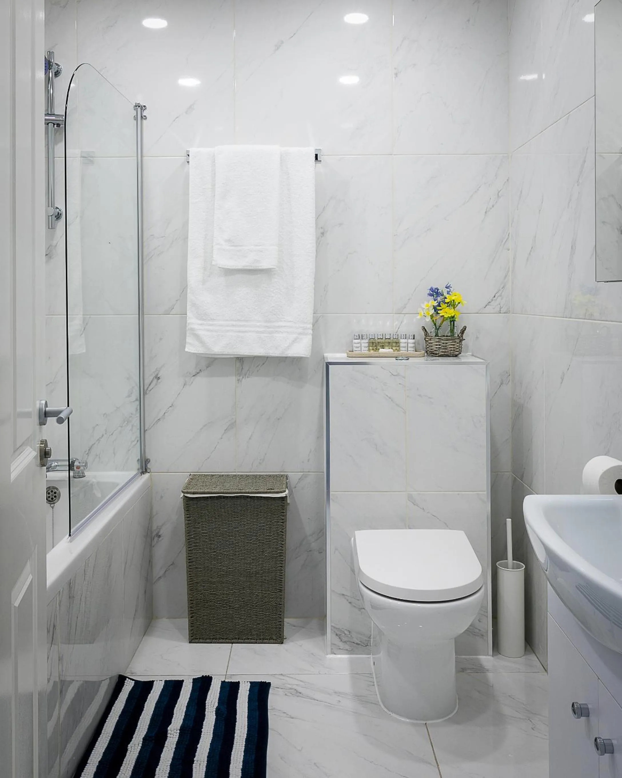 Bathroom in Cromwell road apartments