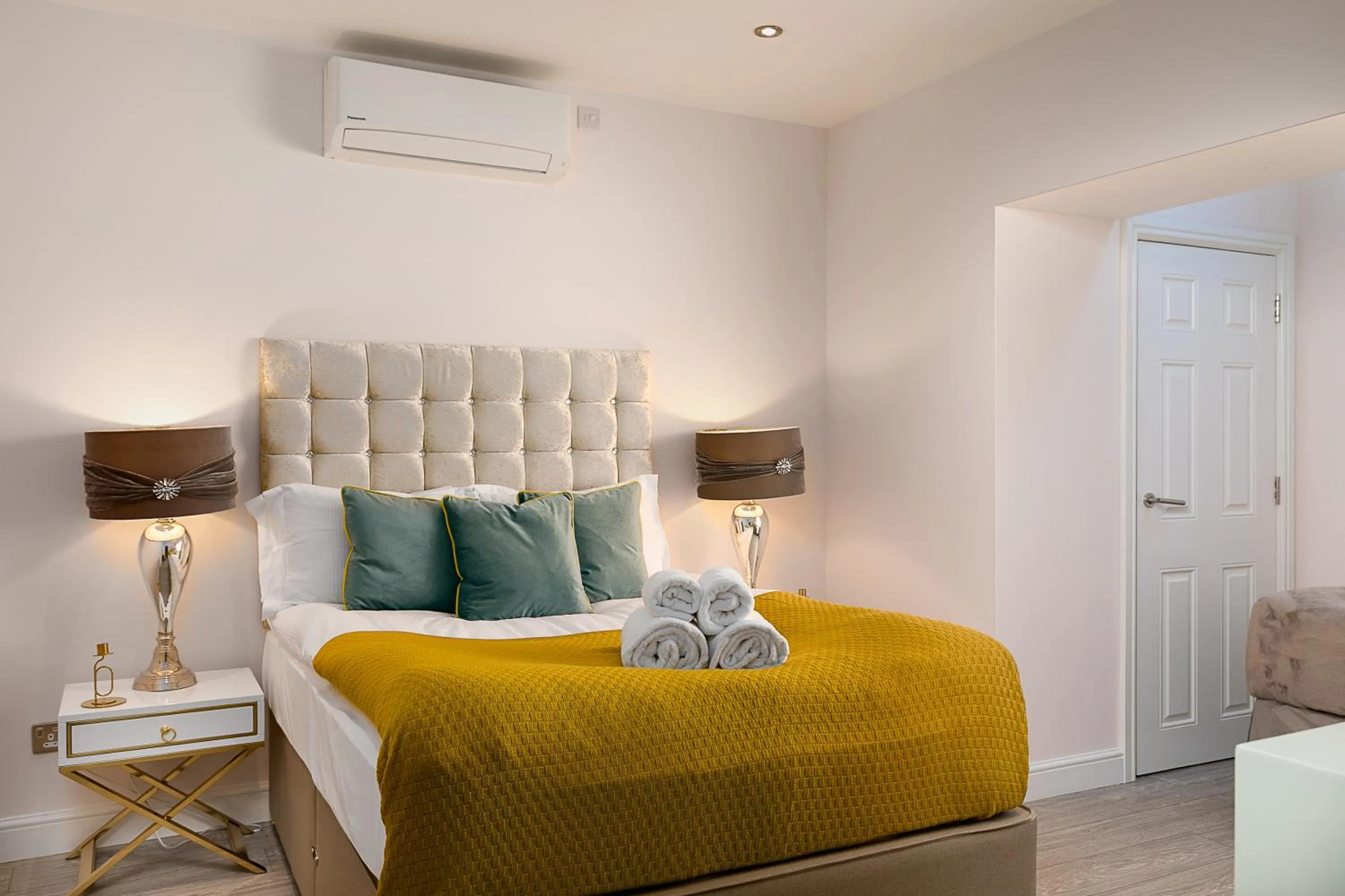 Photo of the whole room, Bed in Cromwell road apartments