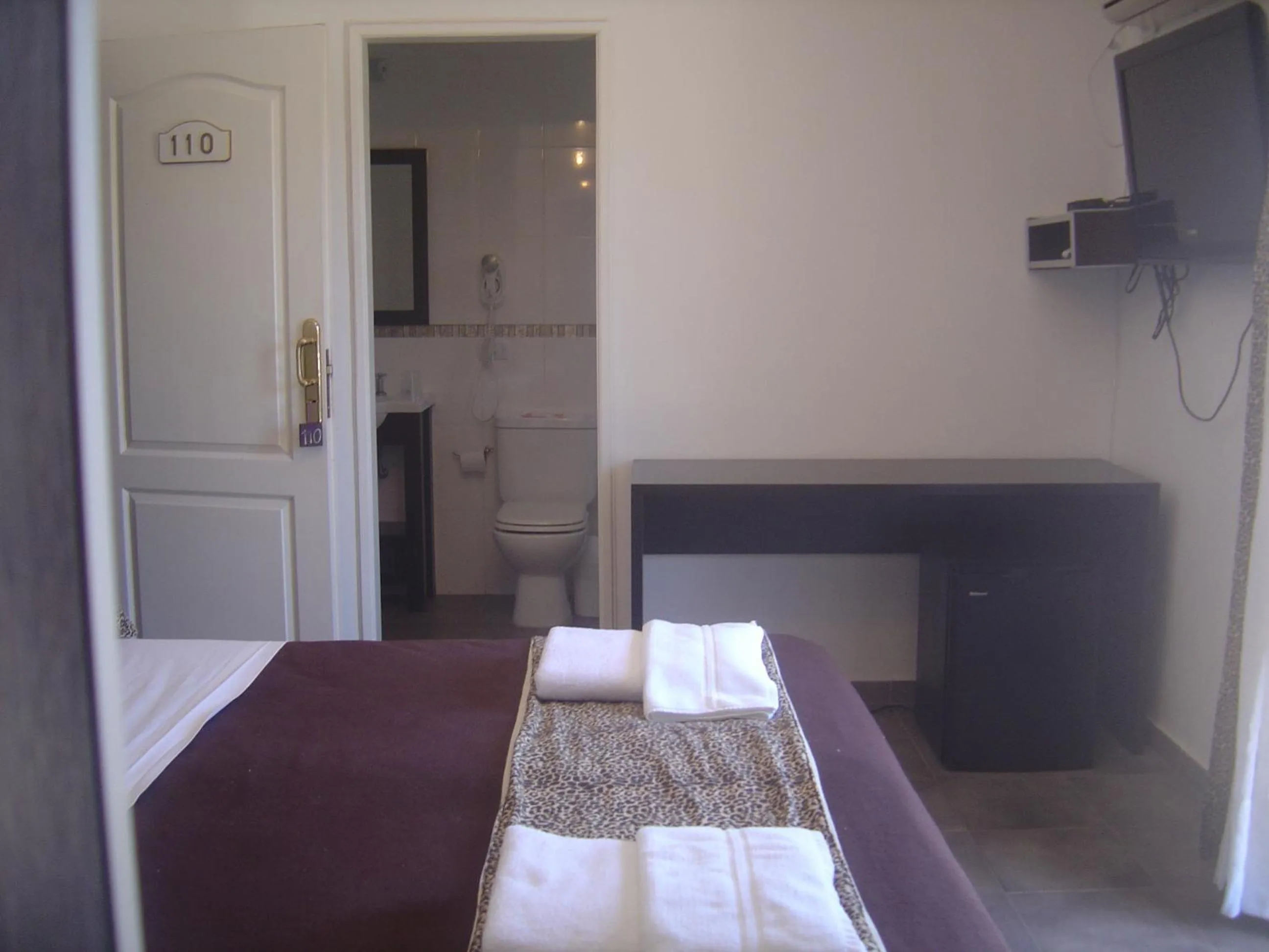 Photo of the whole room, Bed in Apart & Hotel Neptuno