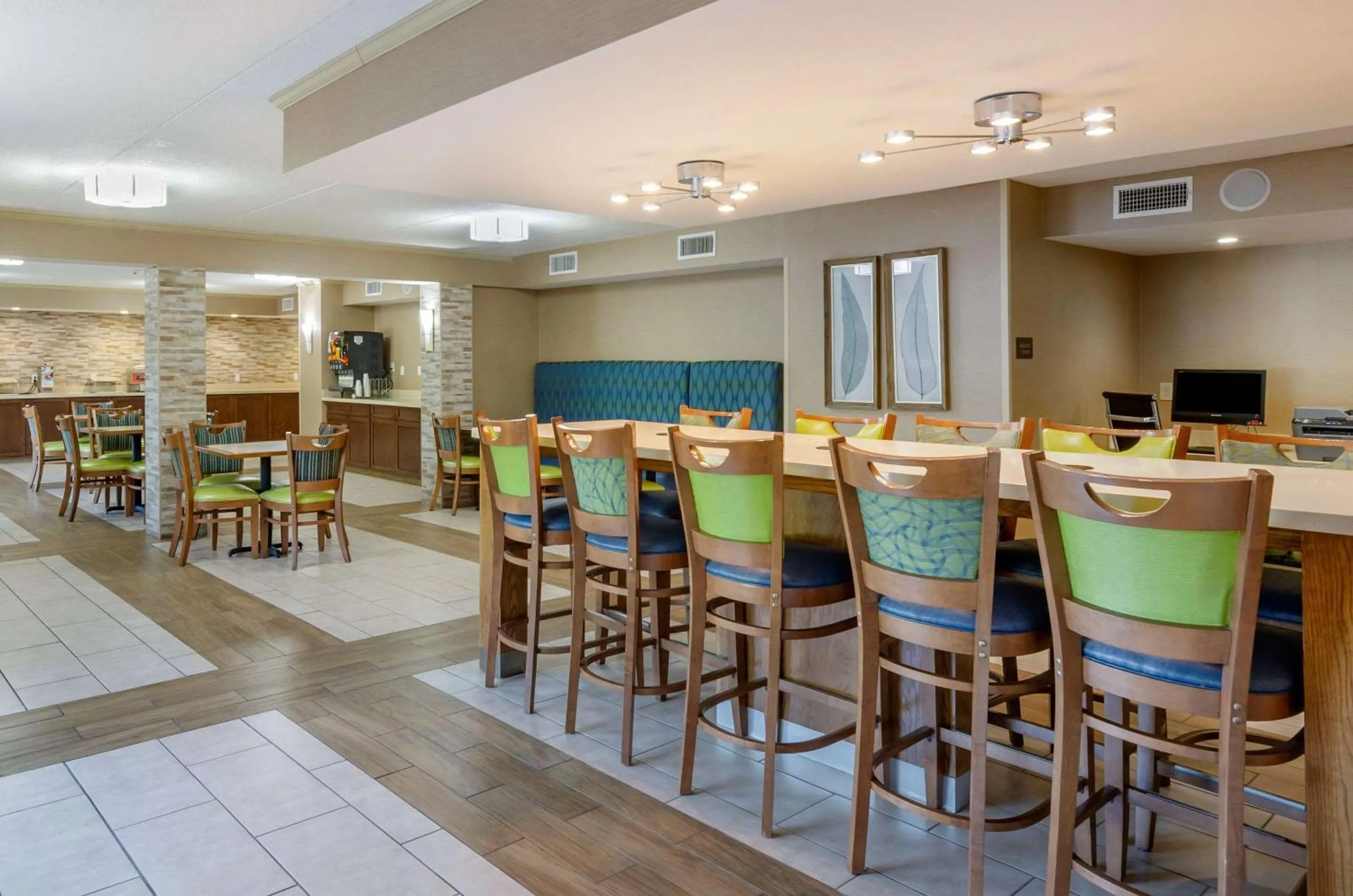 Restaurant/places to eat in Comfort Inn Roanoke Civic Center