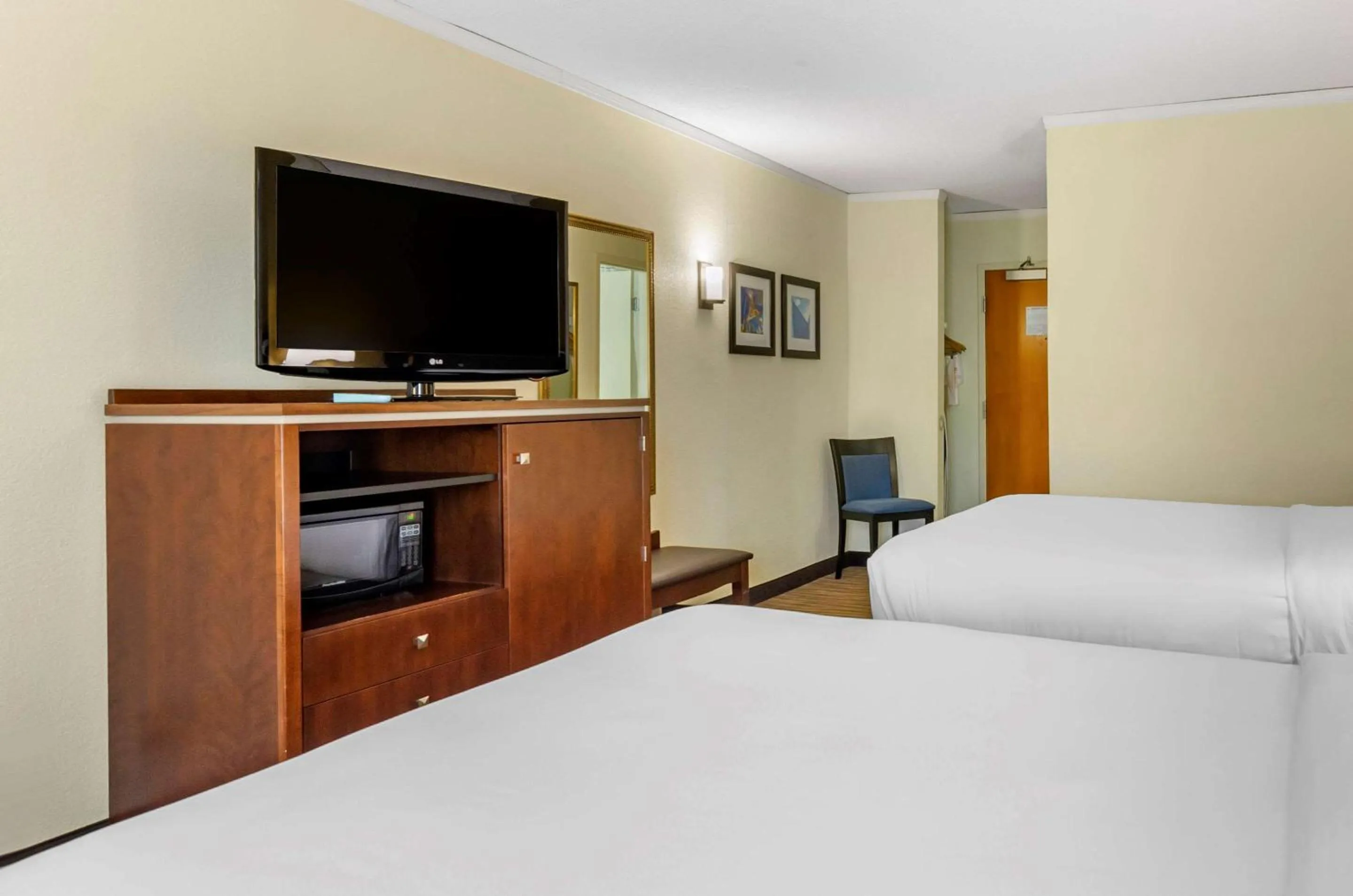 Photo of the whole room, Bed in Comfort Inn Roanoke Civic Center