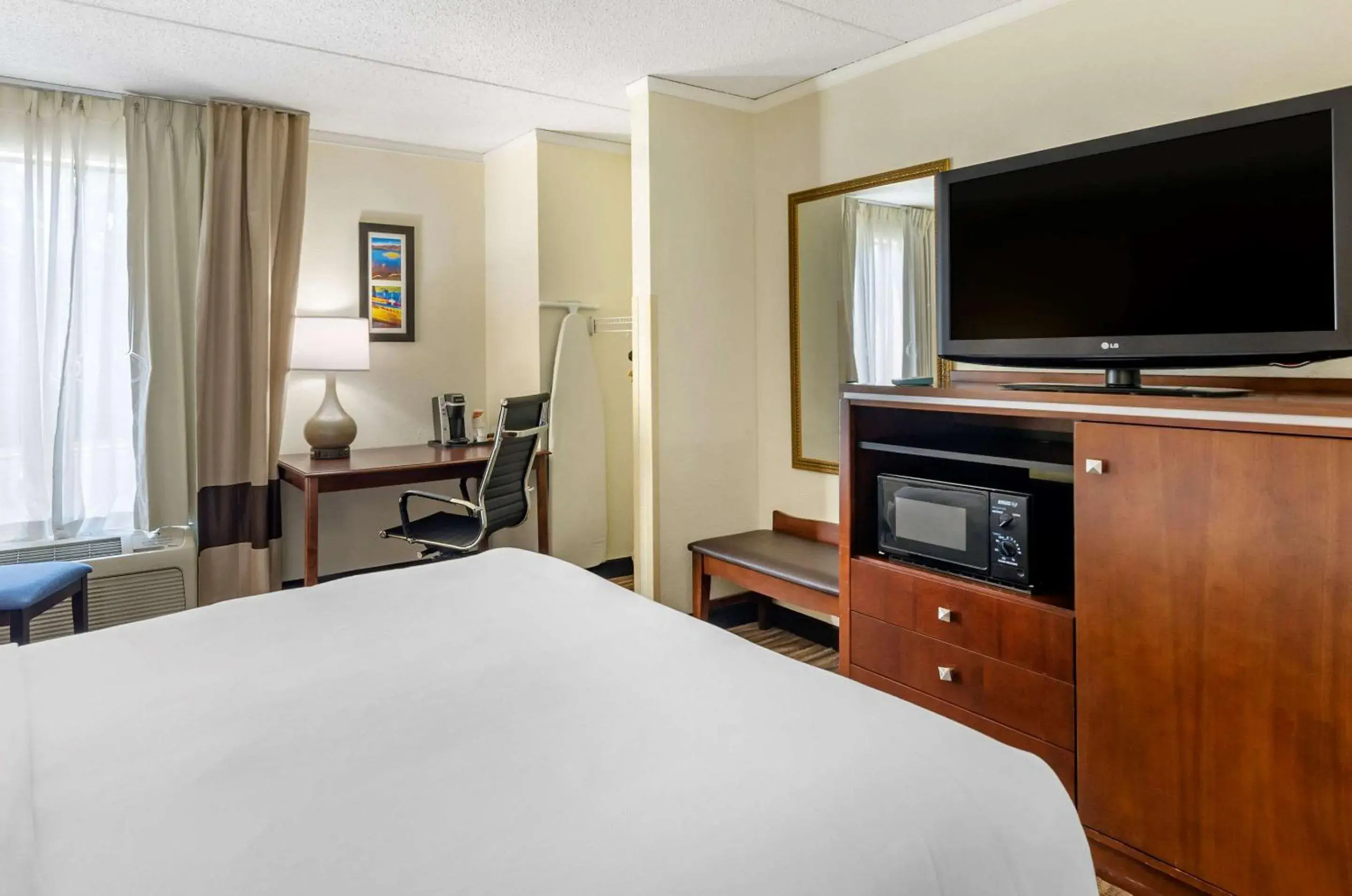 Double Room with Two Double Beds - Accessible/Non-Smoking in Comfort Inn Roanoke Civic Center Double Room with Two Double Beds - Accessible/Non-Smoking in Comfort Inn Roanoke Civic Center