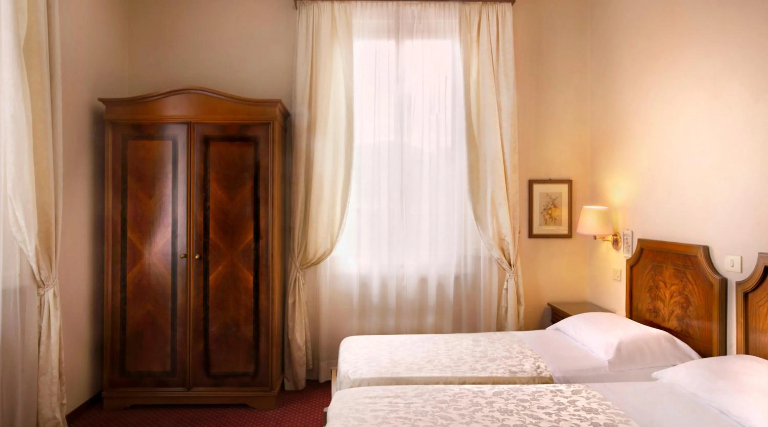 Photo of the whole room, Bed in Hotel Settentrionale Esplanade