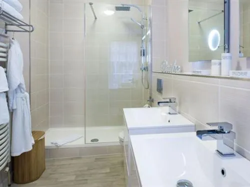 Bathroom in White Hart Hotel