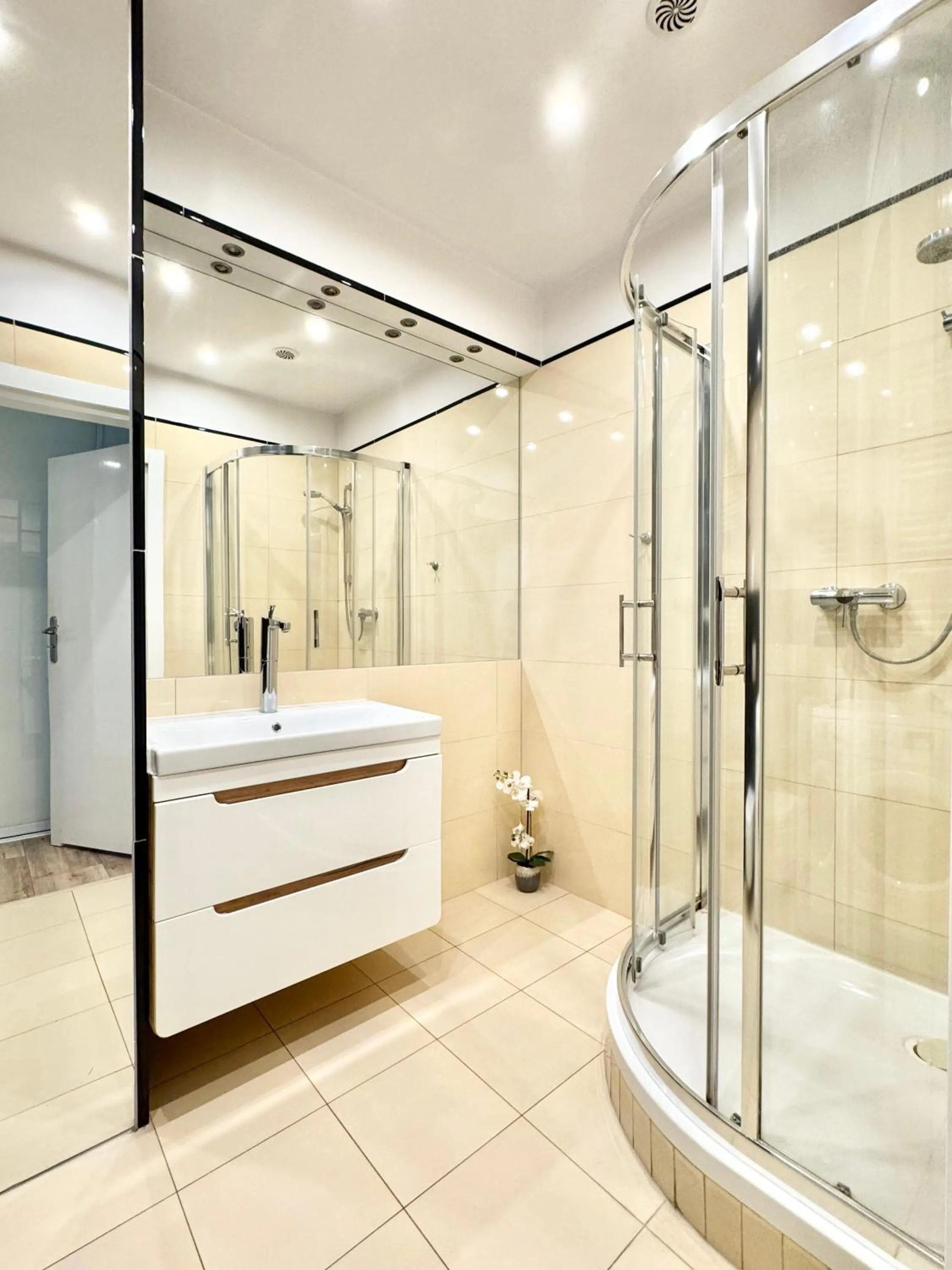 Shower in Platinum Towers Country 2 Country