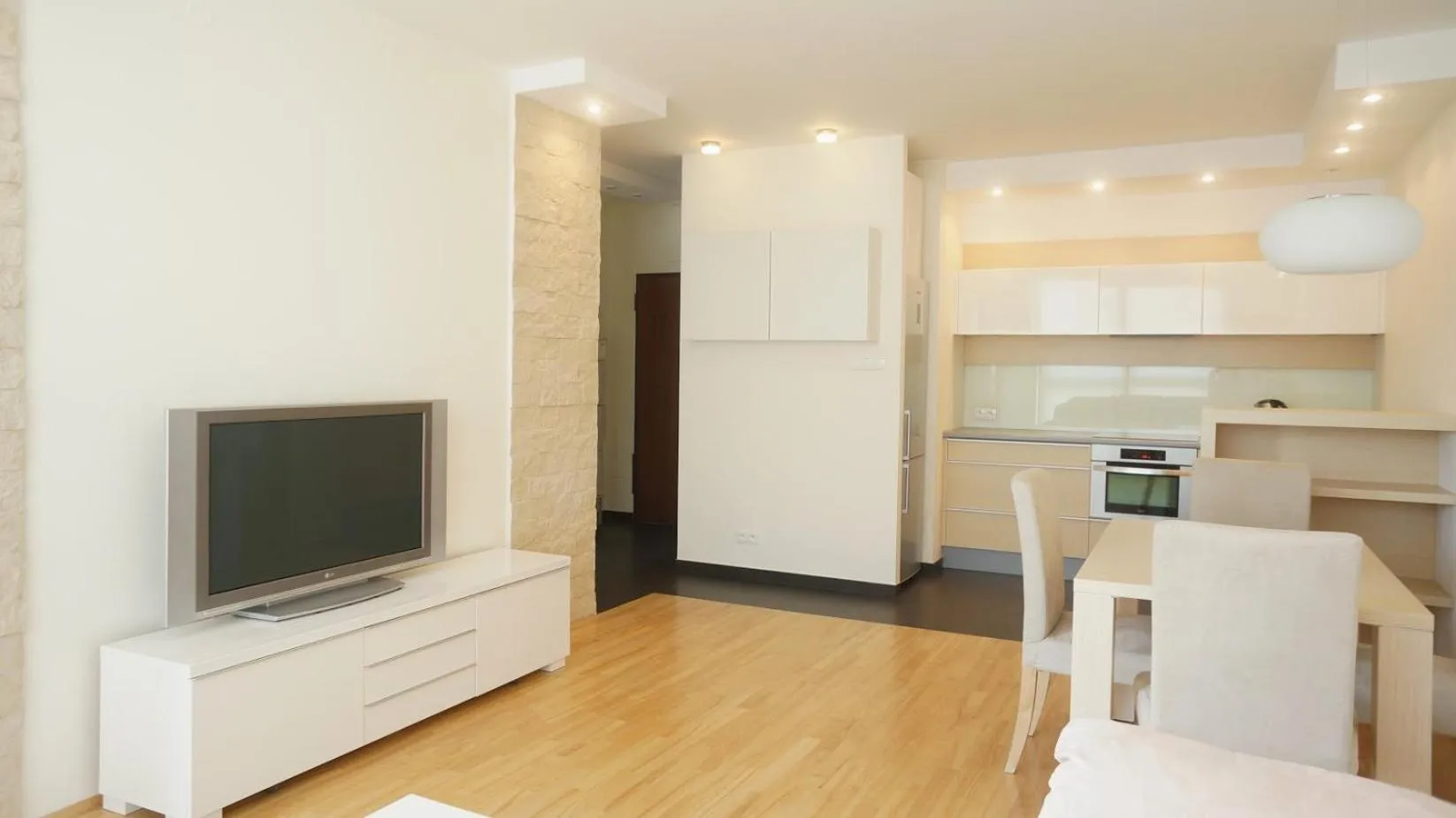 TV and multimedia in Platinum Towers Country 2 Country