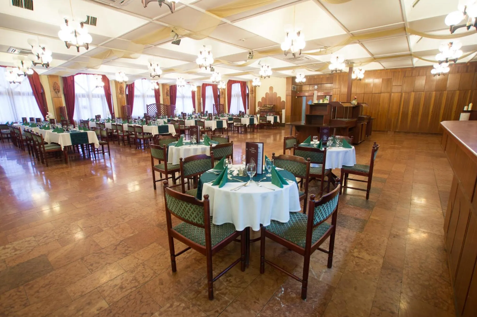 Restaurant/places to eat in Mátyás Király Gyógy- és Wellness Hotel