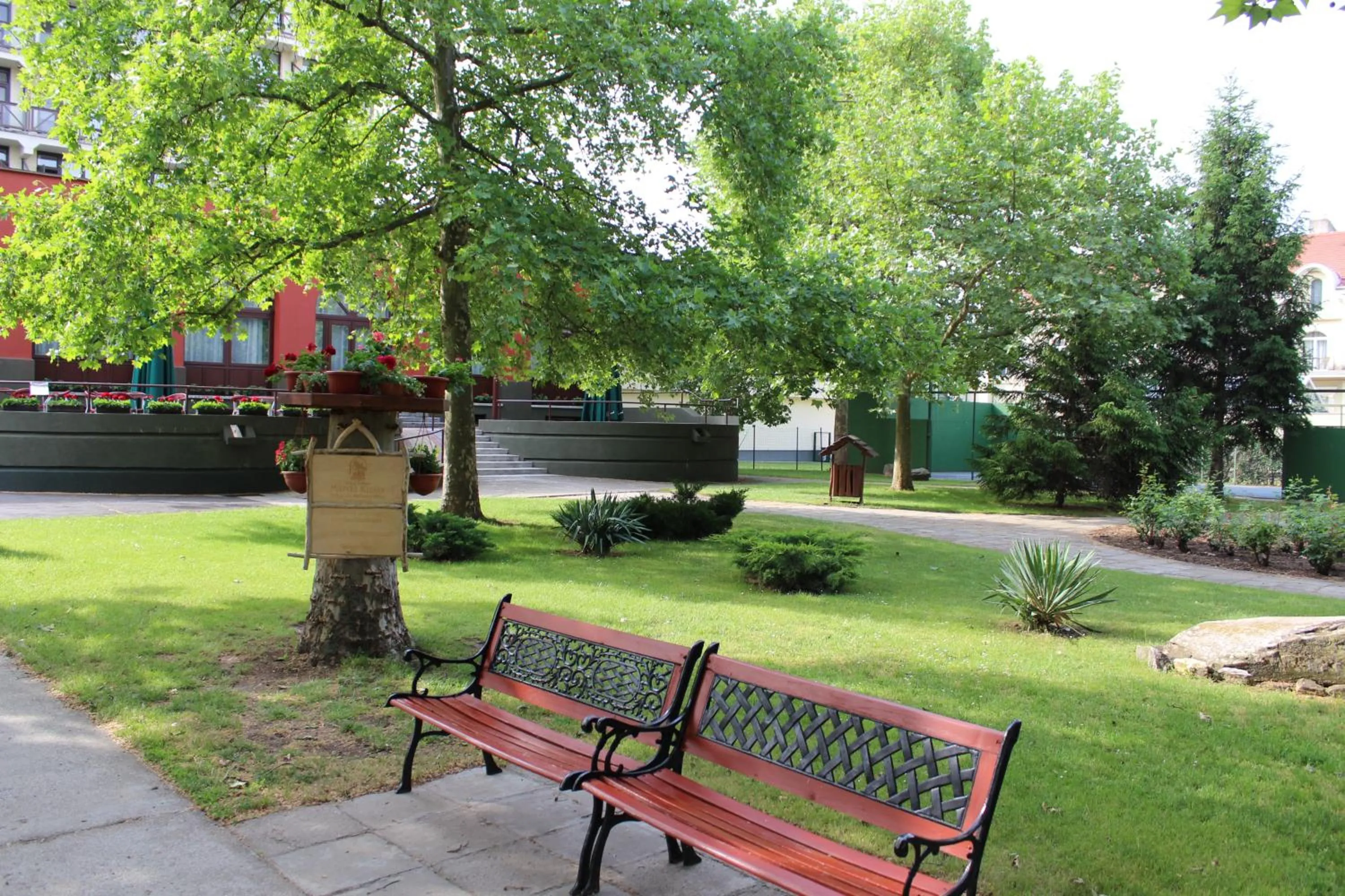 Garden in Mátyás Király Gyógy- és Wellness Hotel