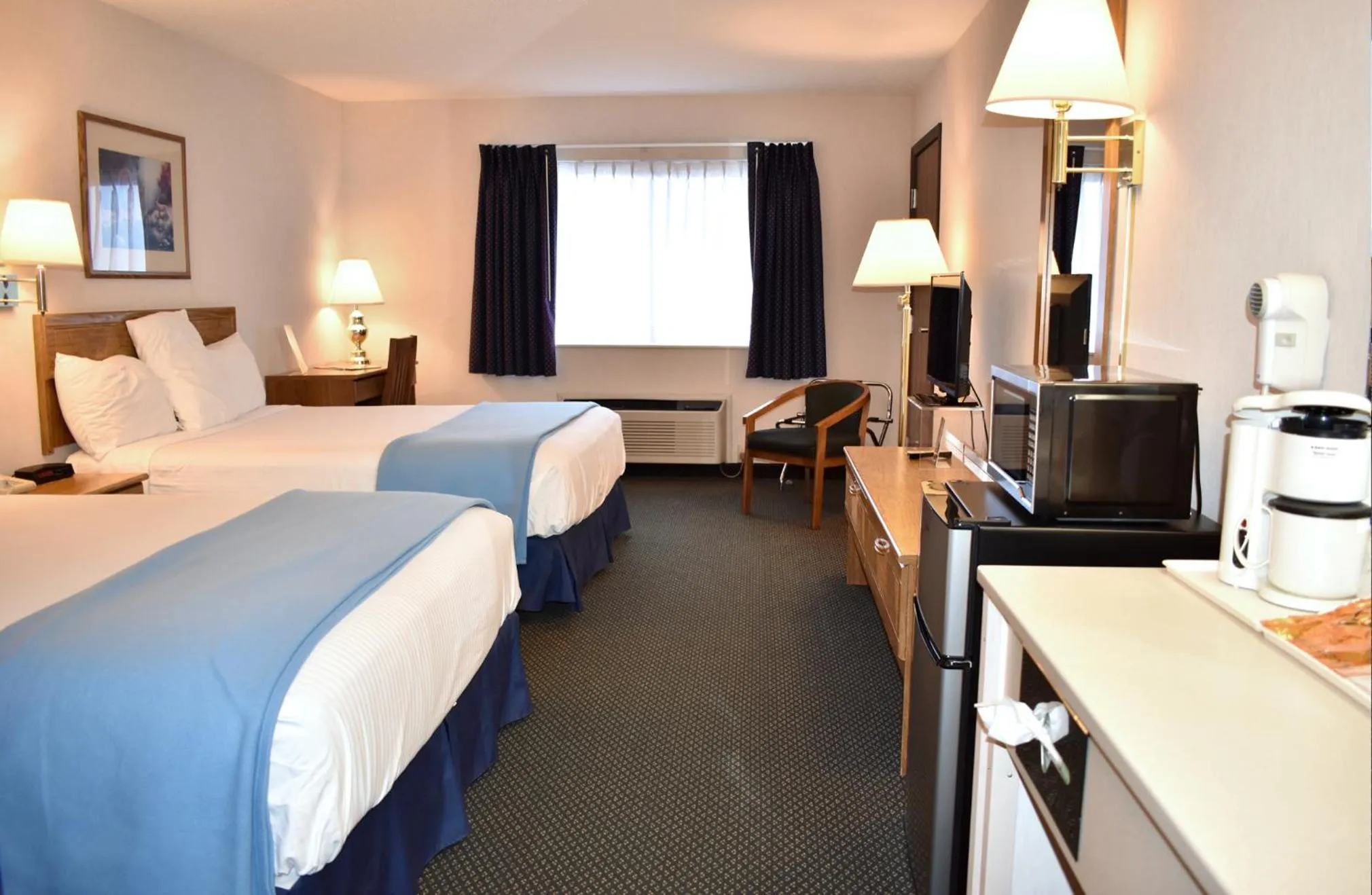 Bed in Americas Best Value Inn & Suites - Tahquamenon Country