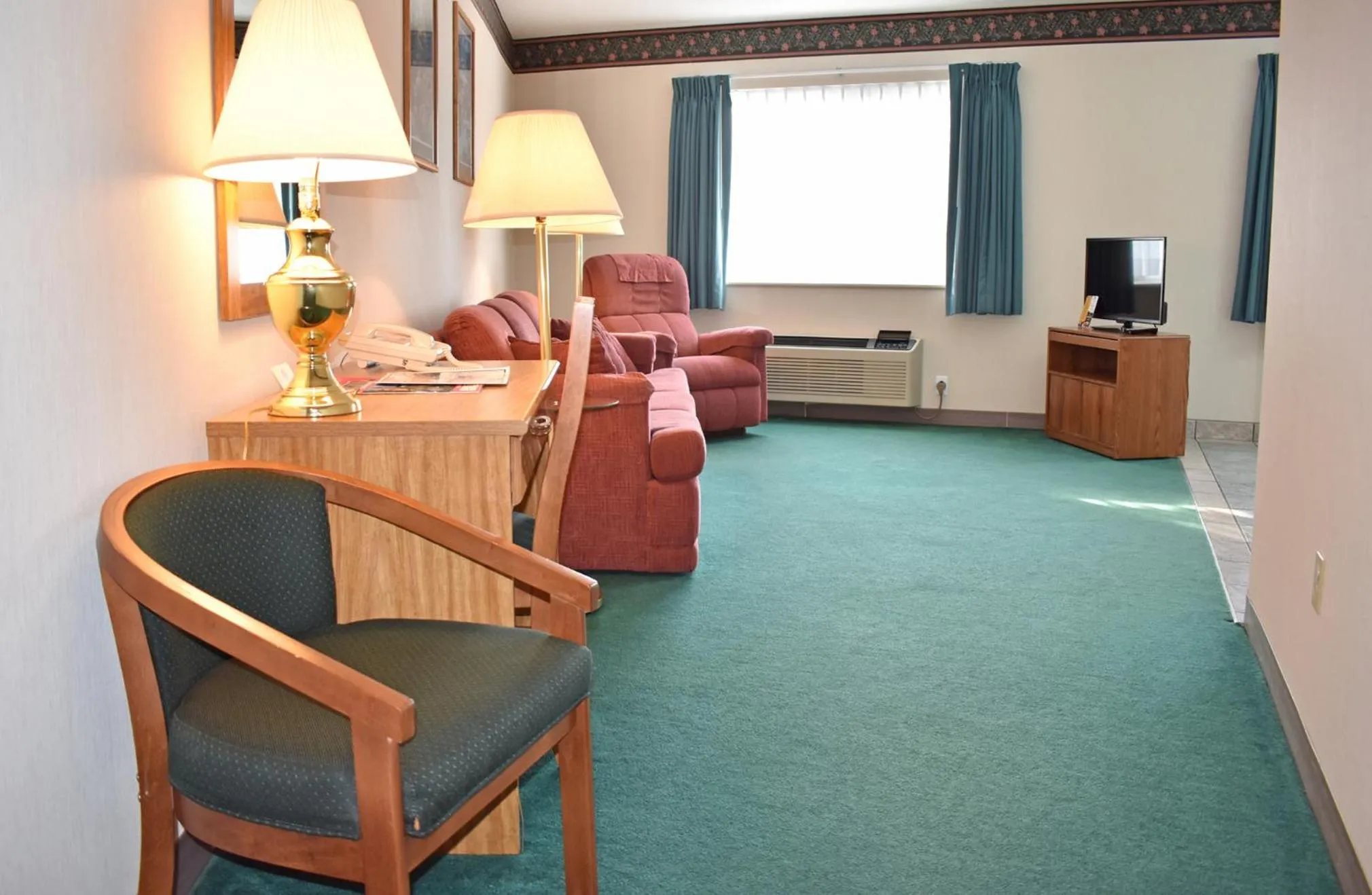 Americas Best Value Inn & Suites - Tahquamenon Country