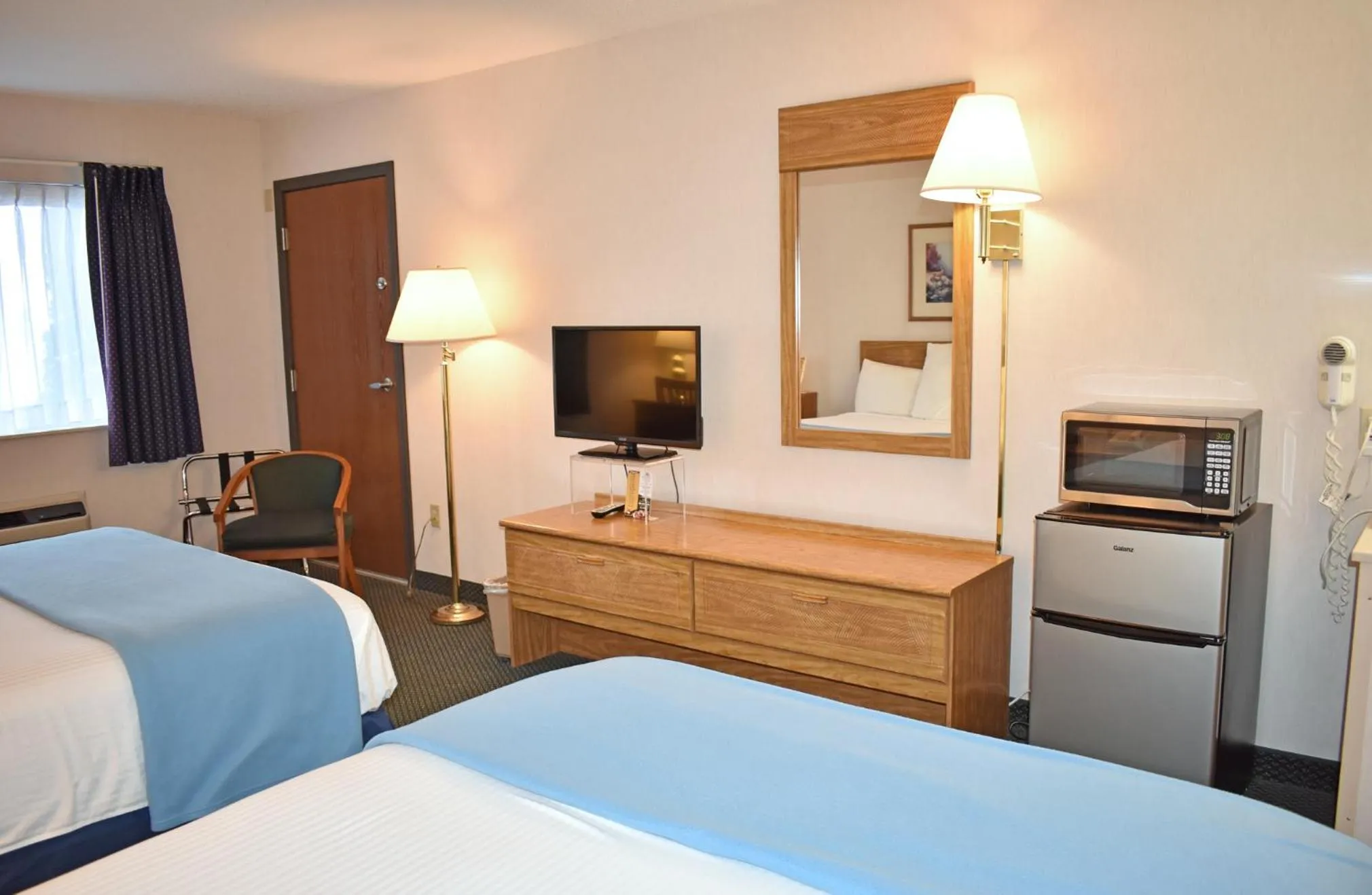 Bed in Americas Best Value Inn & Suites - Tahquamenon Country