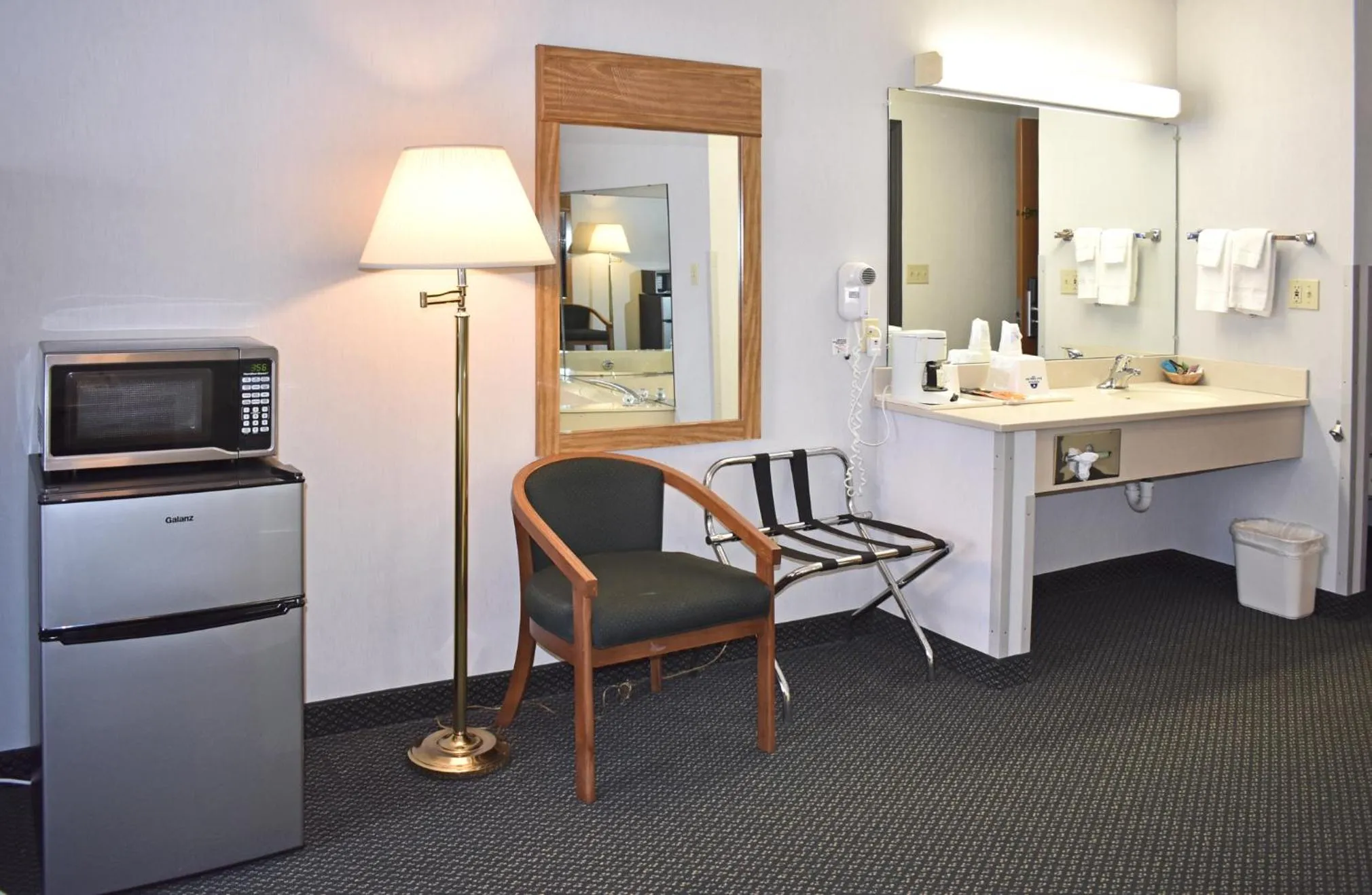 Americas Best Value Inn & Suites - Tahquamenon Country