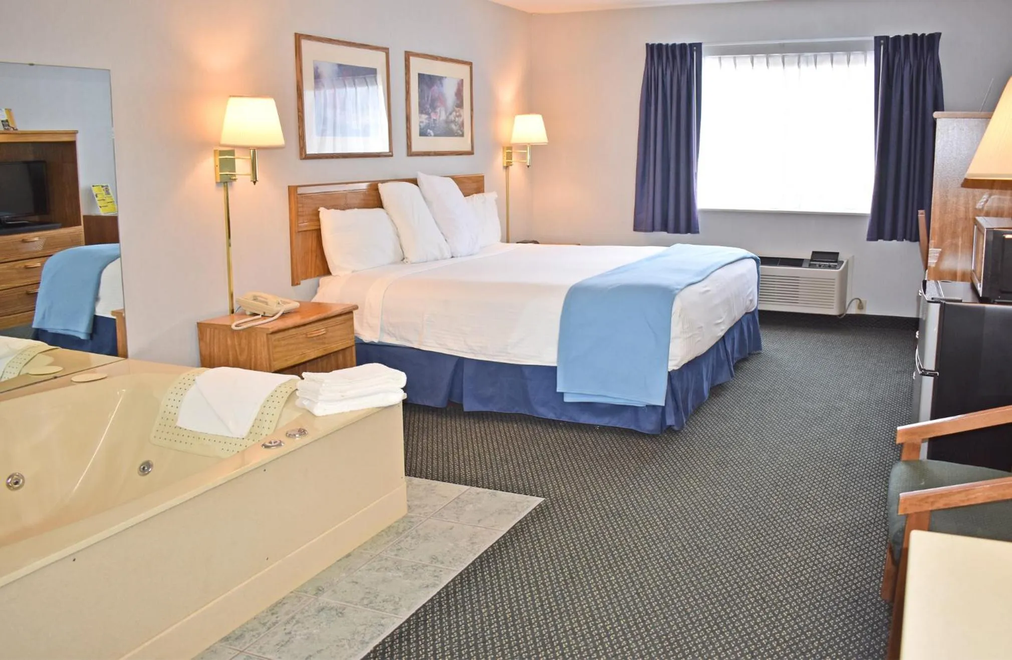 Bed in Americas Best Value Inn & Suites - Tahquamenon Country